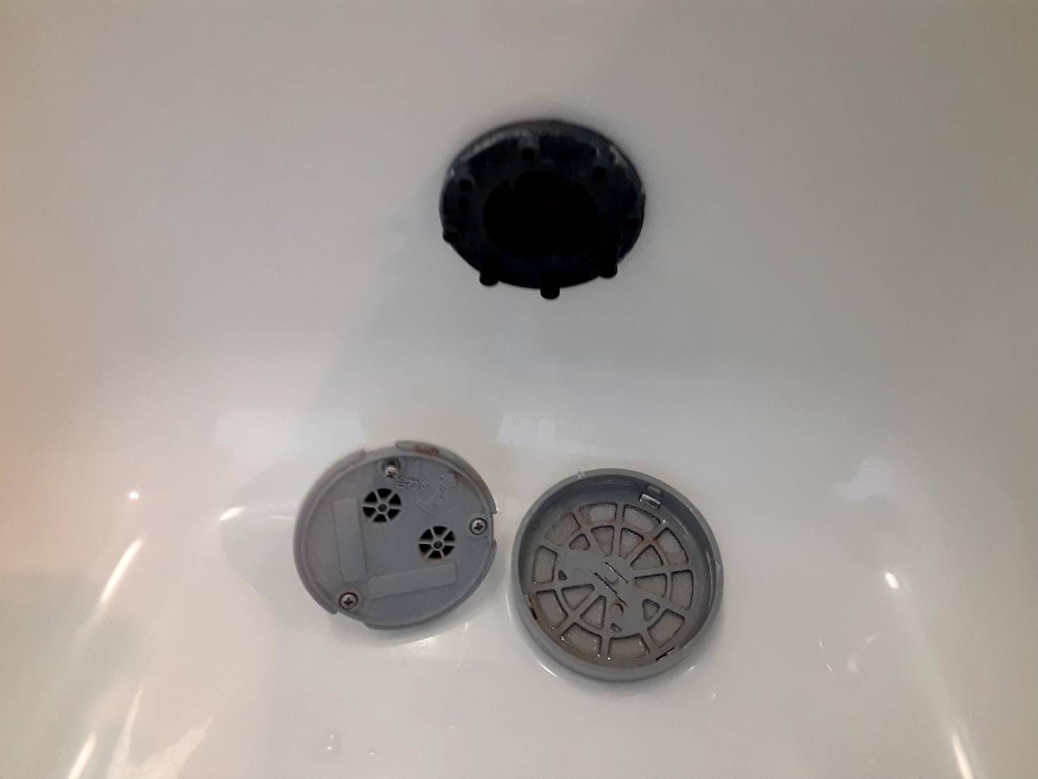 風呂釜洗浄（追い焚き配管洗浄）の循環金具の汚れ
