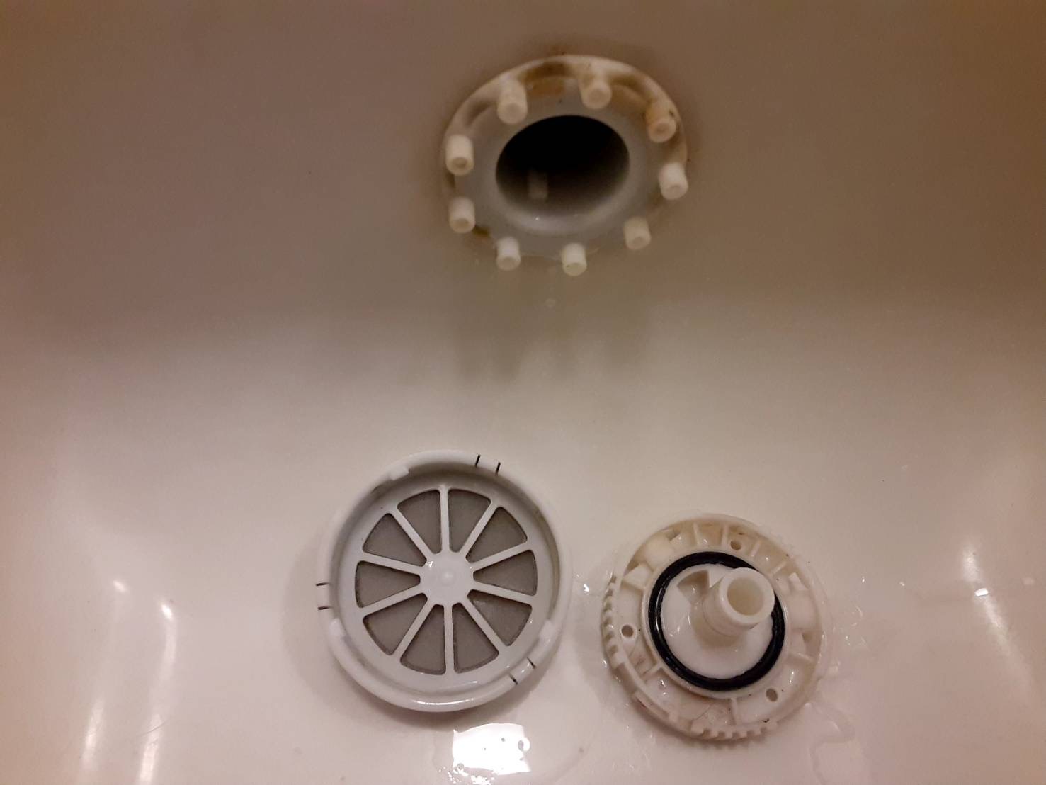 風呂釜洗浄（追い焚き配管洗浄）の循環金具の汚れ