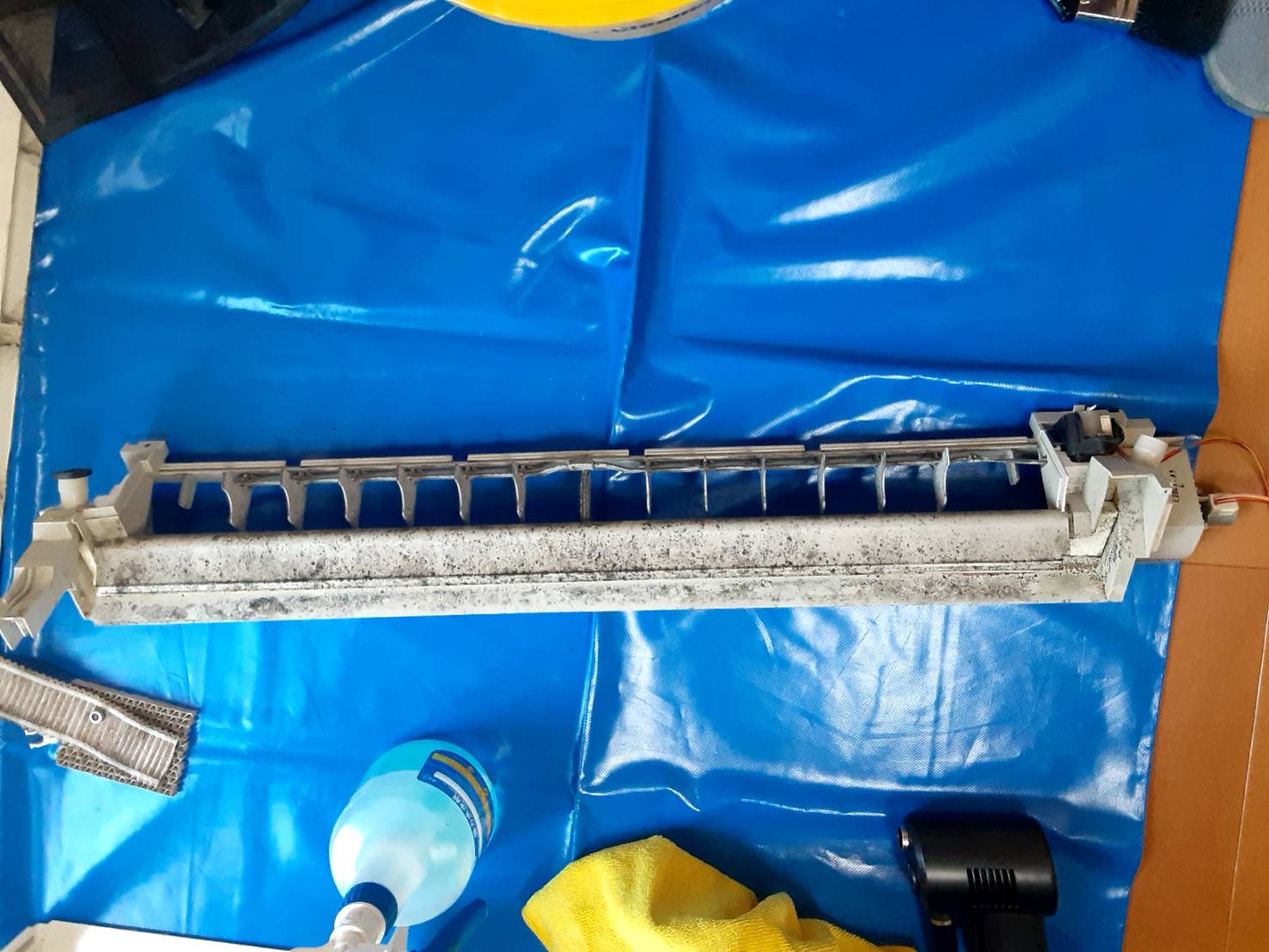 シャープ製スタンダードタイプエアコンのドレンパン分解洗浄