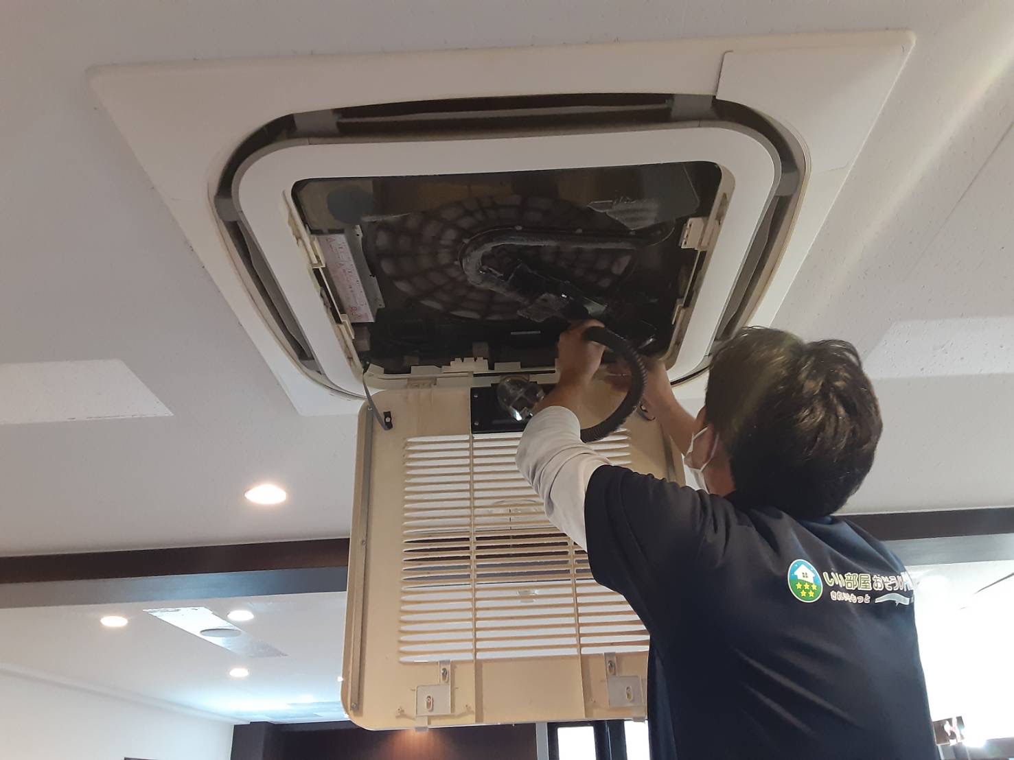 ダイキンの業務用天井埋込式４方向のお掃除機能付きエアコンのクリーニングをしてきました。
