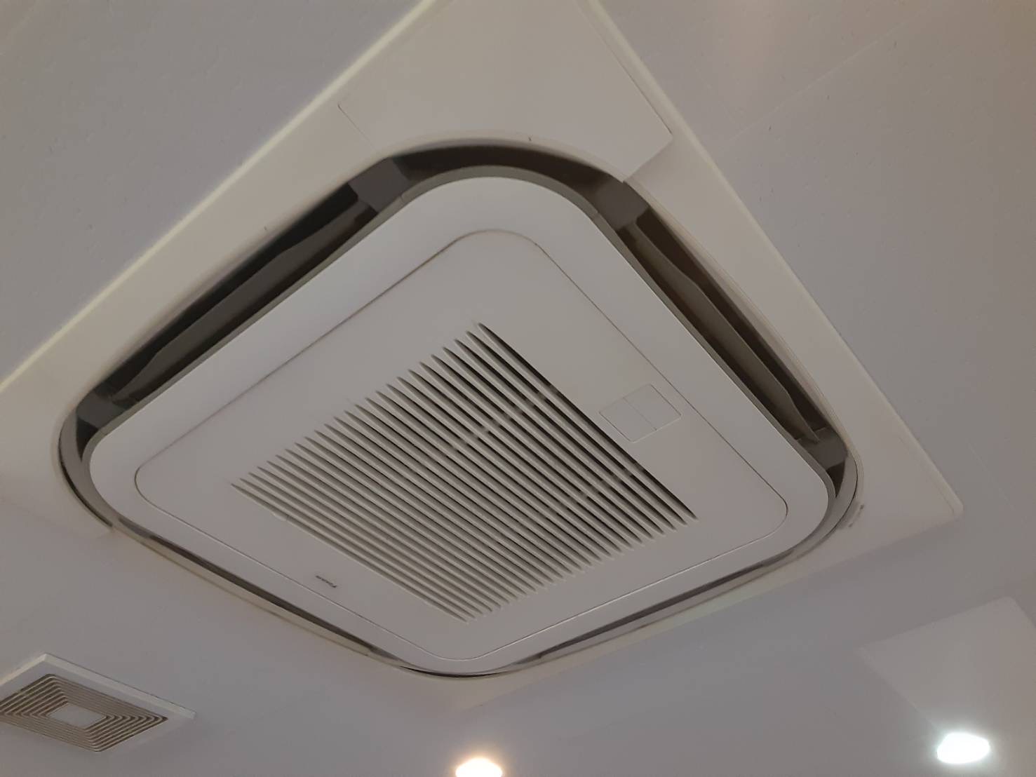 ダイキンの業務用天井埋込式４方向のお掃除機能付きエアコンのクリーニングをしてきました。