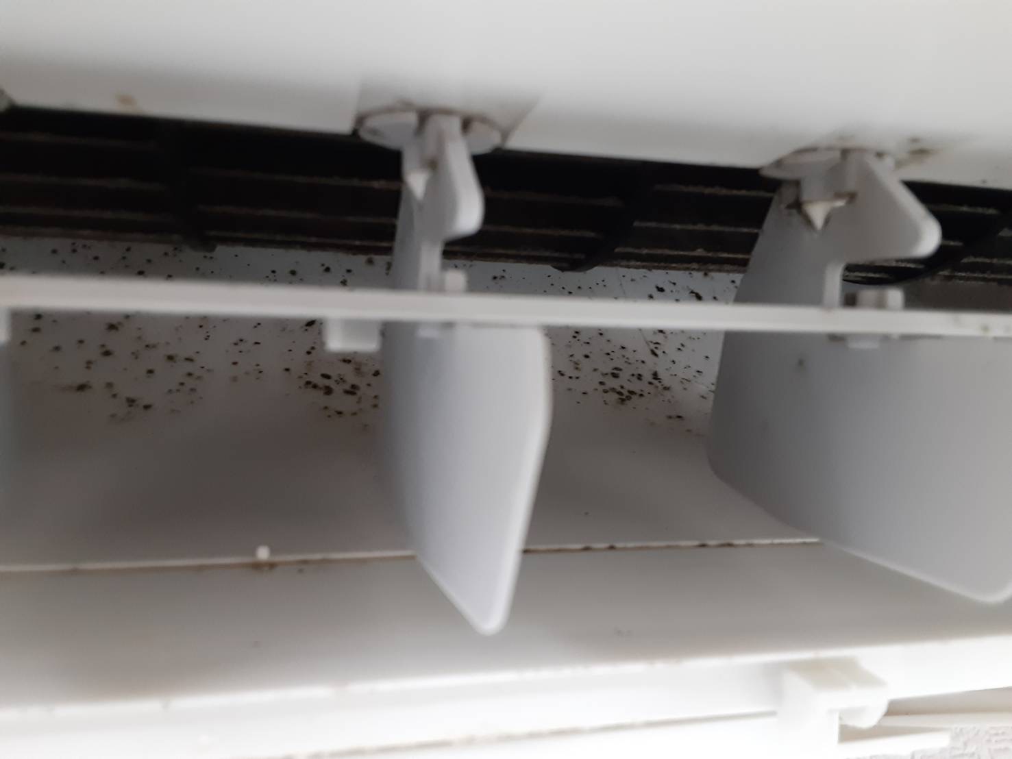 乾燥しているこの時期、エアコンが汚れたまま使用しているとアレルギーに注意