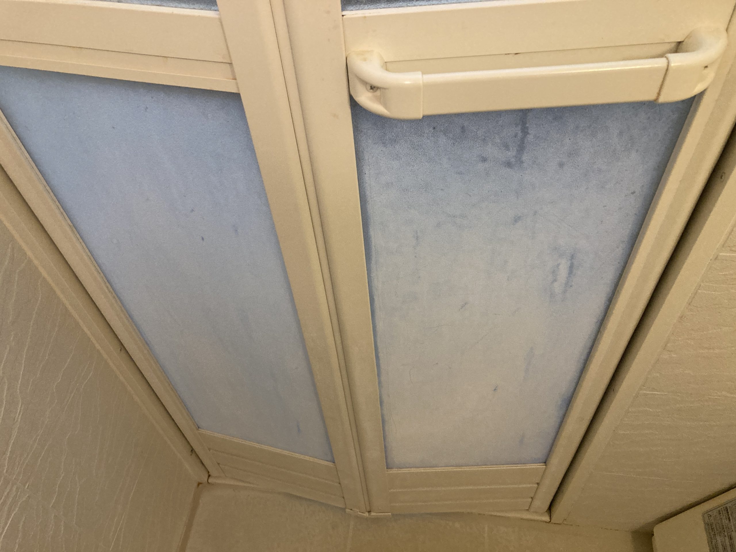 カビやホコリがたまり、通気性も悪くなっている状態。