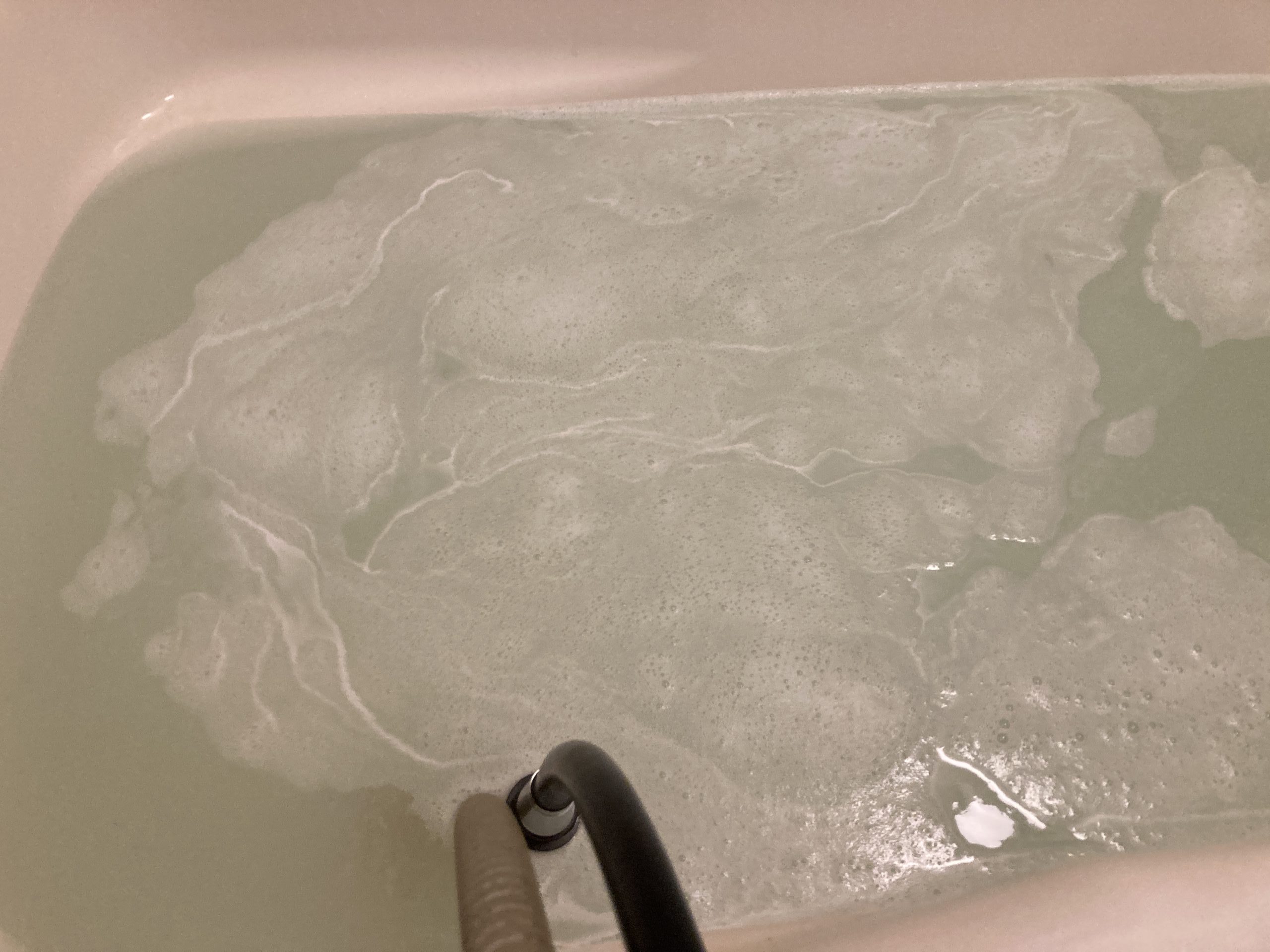 目には見えませんが、配管内にぬめりや雑菌が付着している状態。