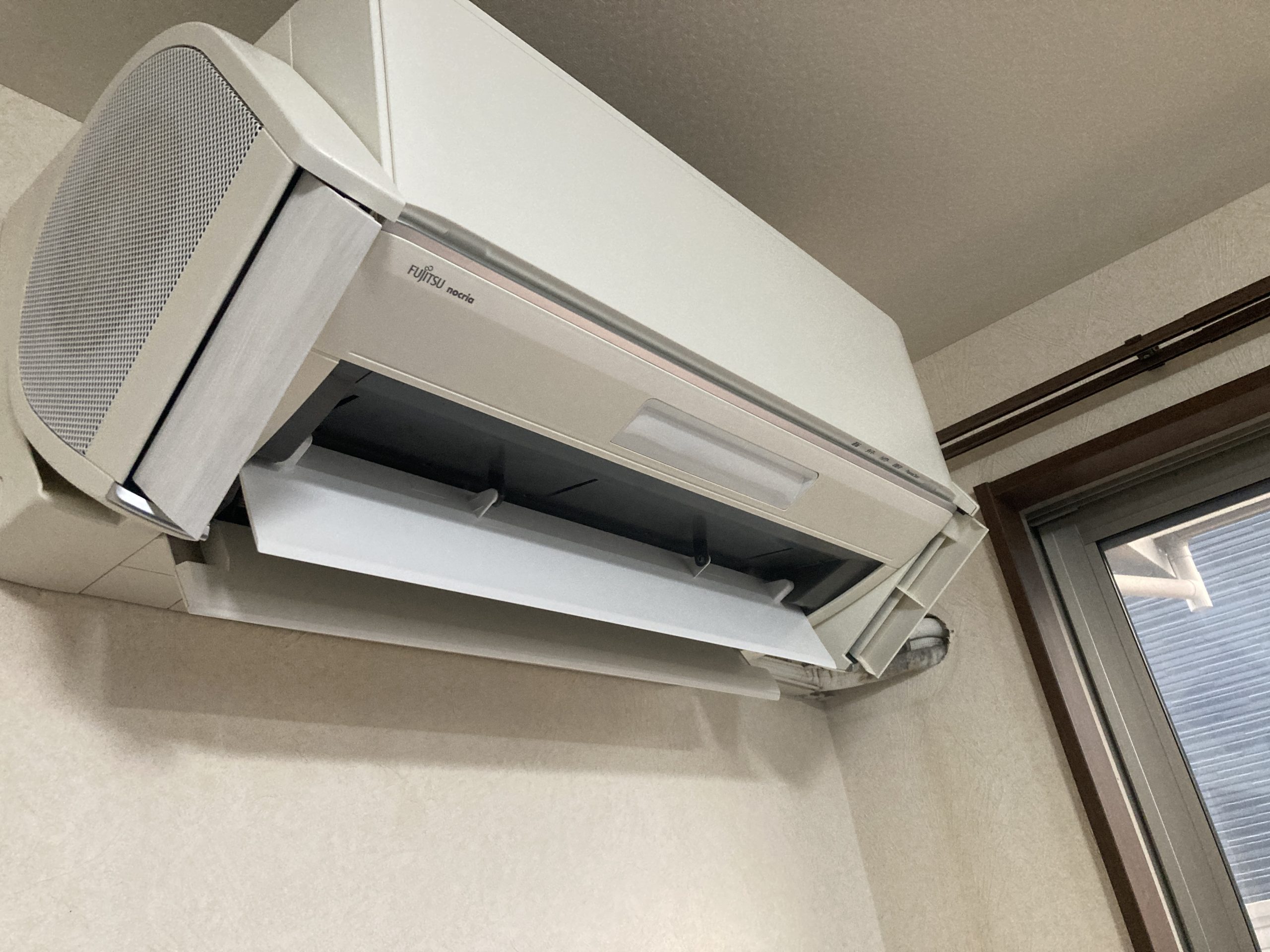 富士通Xシリーズ特有のサイドファンにも汚れがしっかり付着していました。