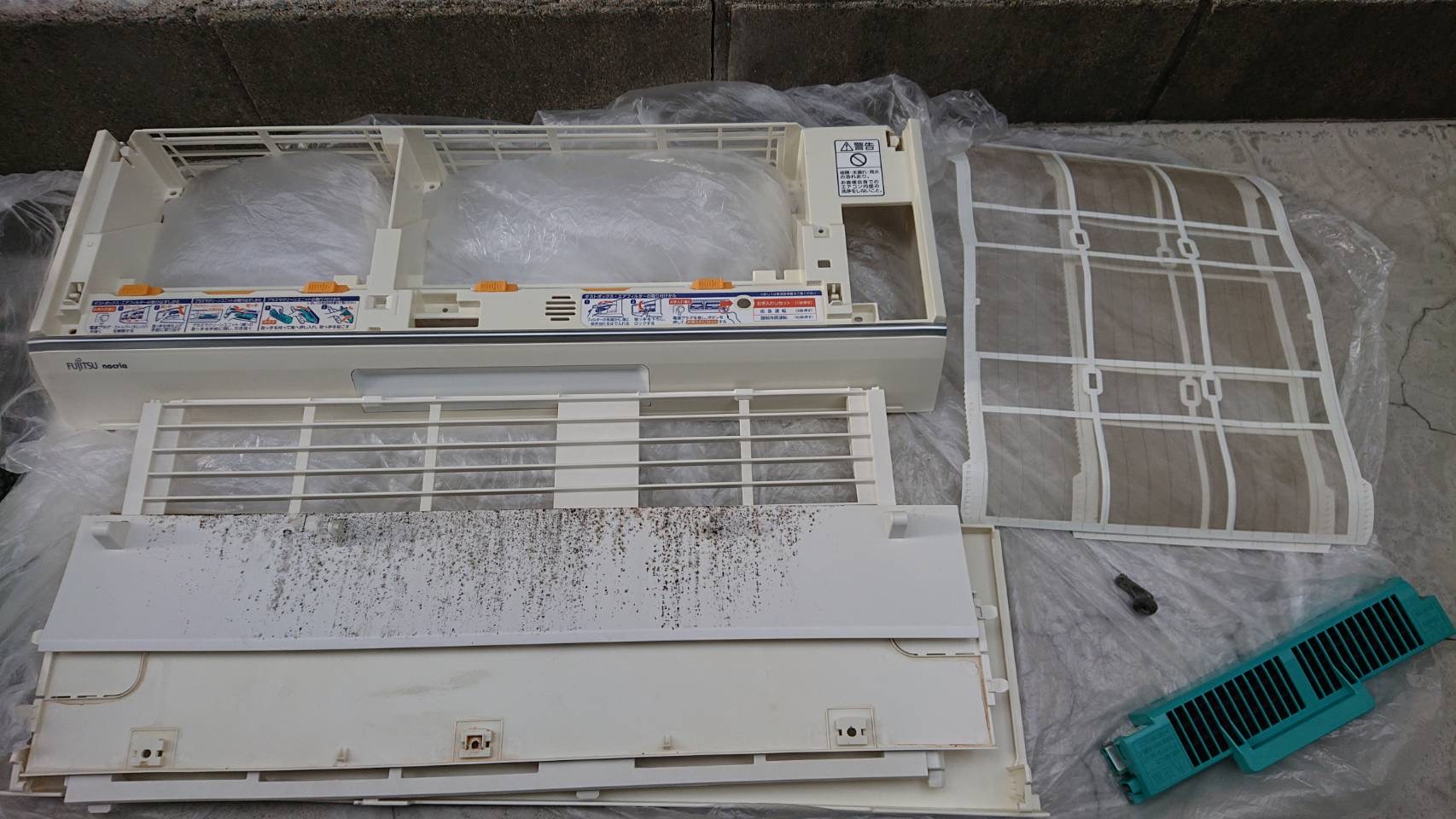 エアコン外装にもホコリや油分が付着しており、くすんだ印象になっていました。