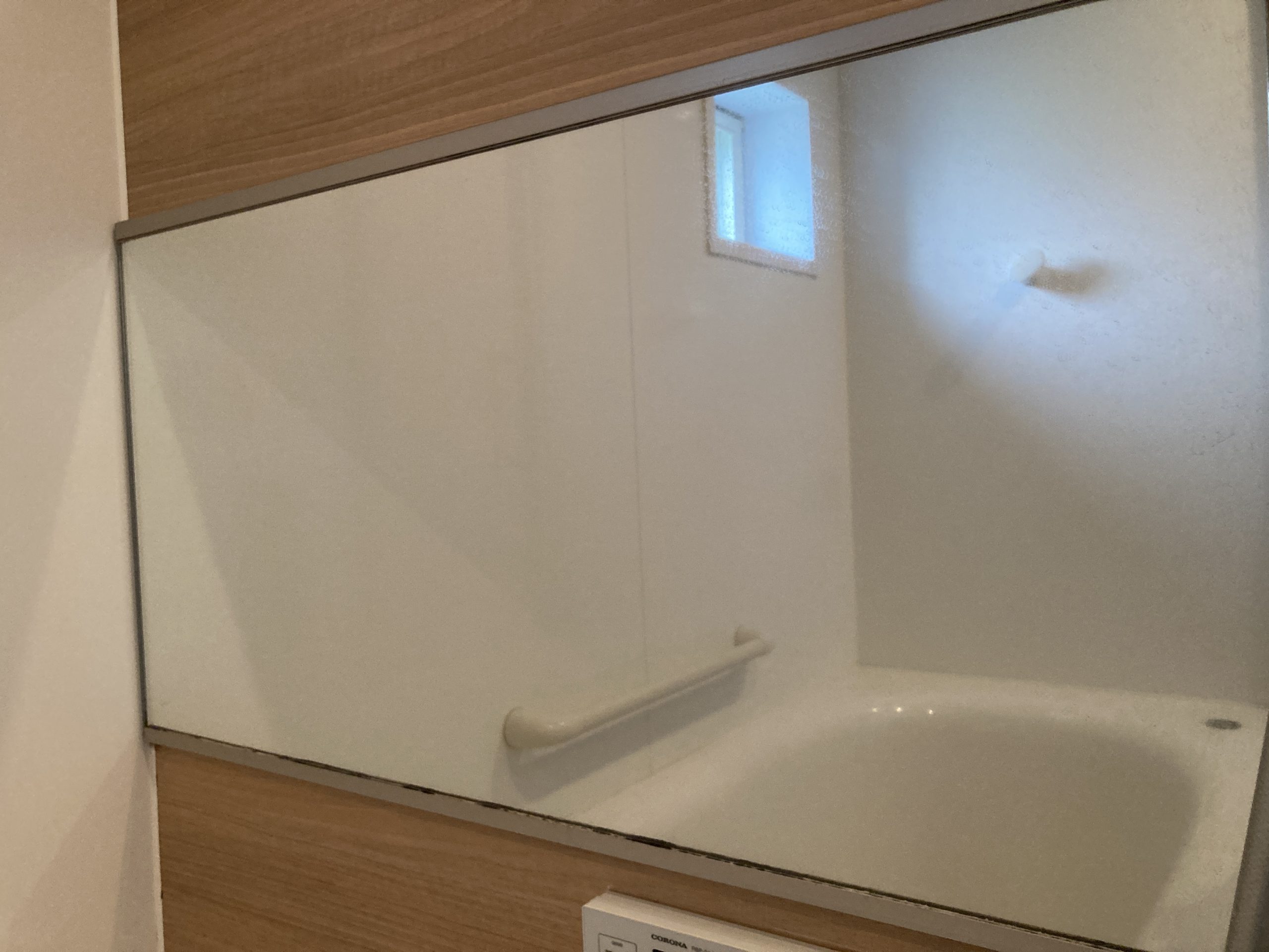浴室内に横一面の鏡で汚れも気になります。