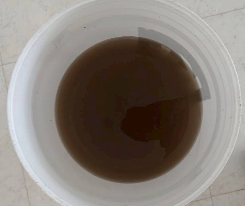 高圧洗浄で回収した汚水です。 黒く濁った液体が、エアコン内部にどれだけ汚れが潜んでいたかを物語っています。 見えない部分の汚れを確実に除去することが、プロの仕事です。