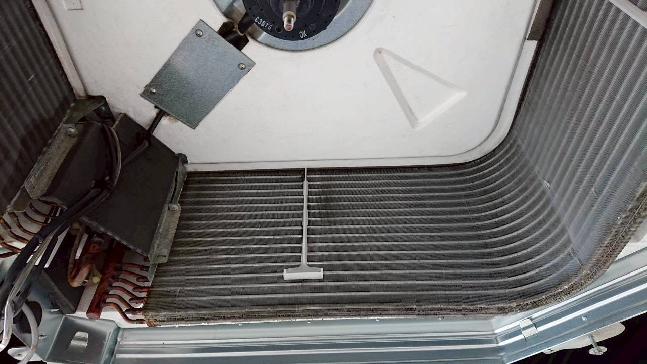 熱交換器全体にホコリとカビ汚れが蓄積し、本来の銀色が黒く変色していました。 冷暖房効率を大きく低下させる原因となる汚れです。