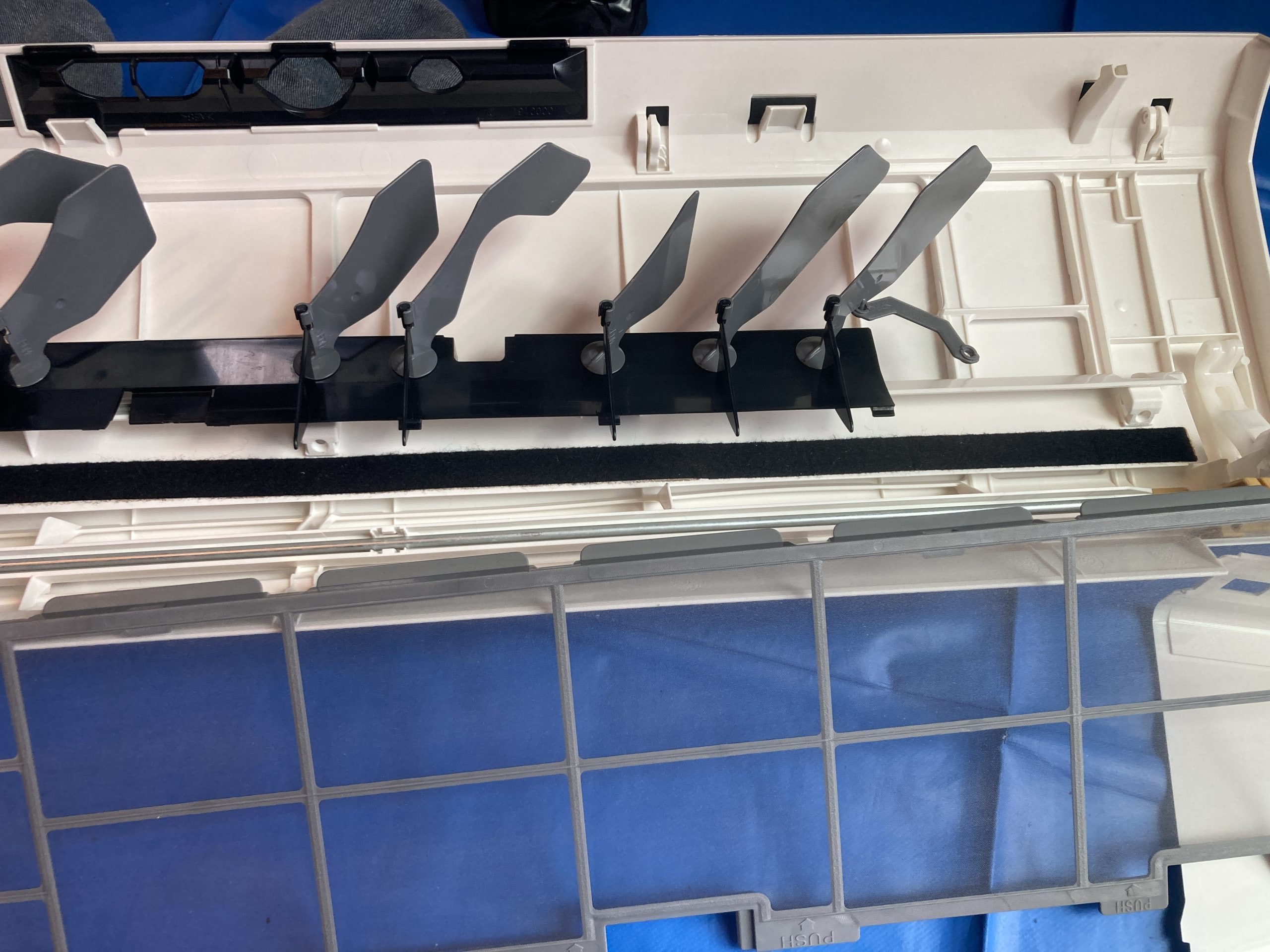 一見キレイに見えるお掃除ユニットの裏側にも、ホコリとカビがぎっしり。見えにくい部分だからこそ、蓄積しやすい場所です。
