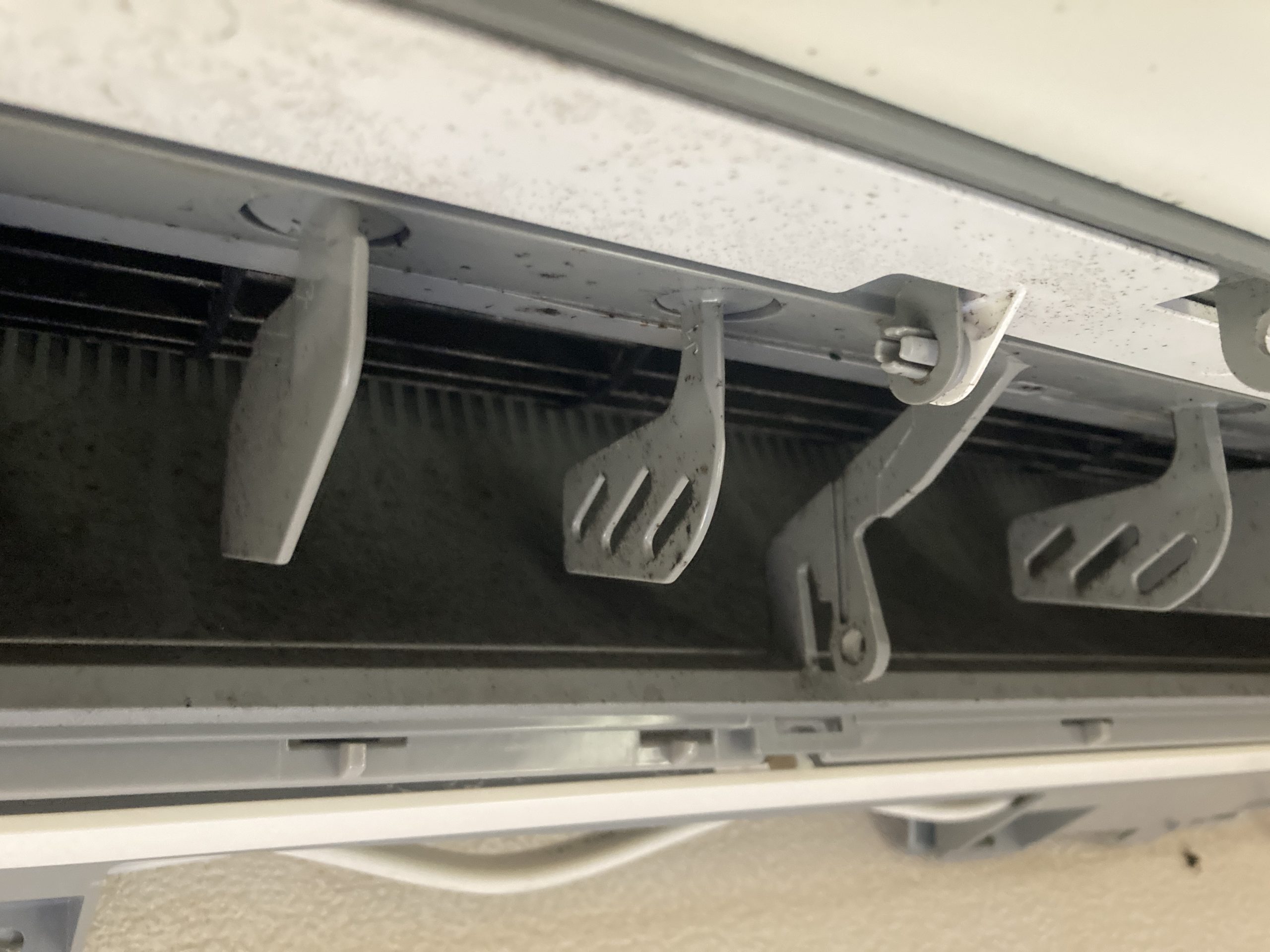 送風ファンの羽根にびっしり付着したカビ