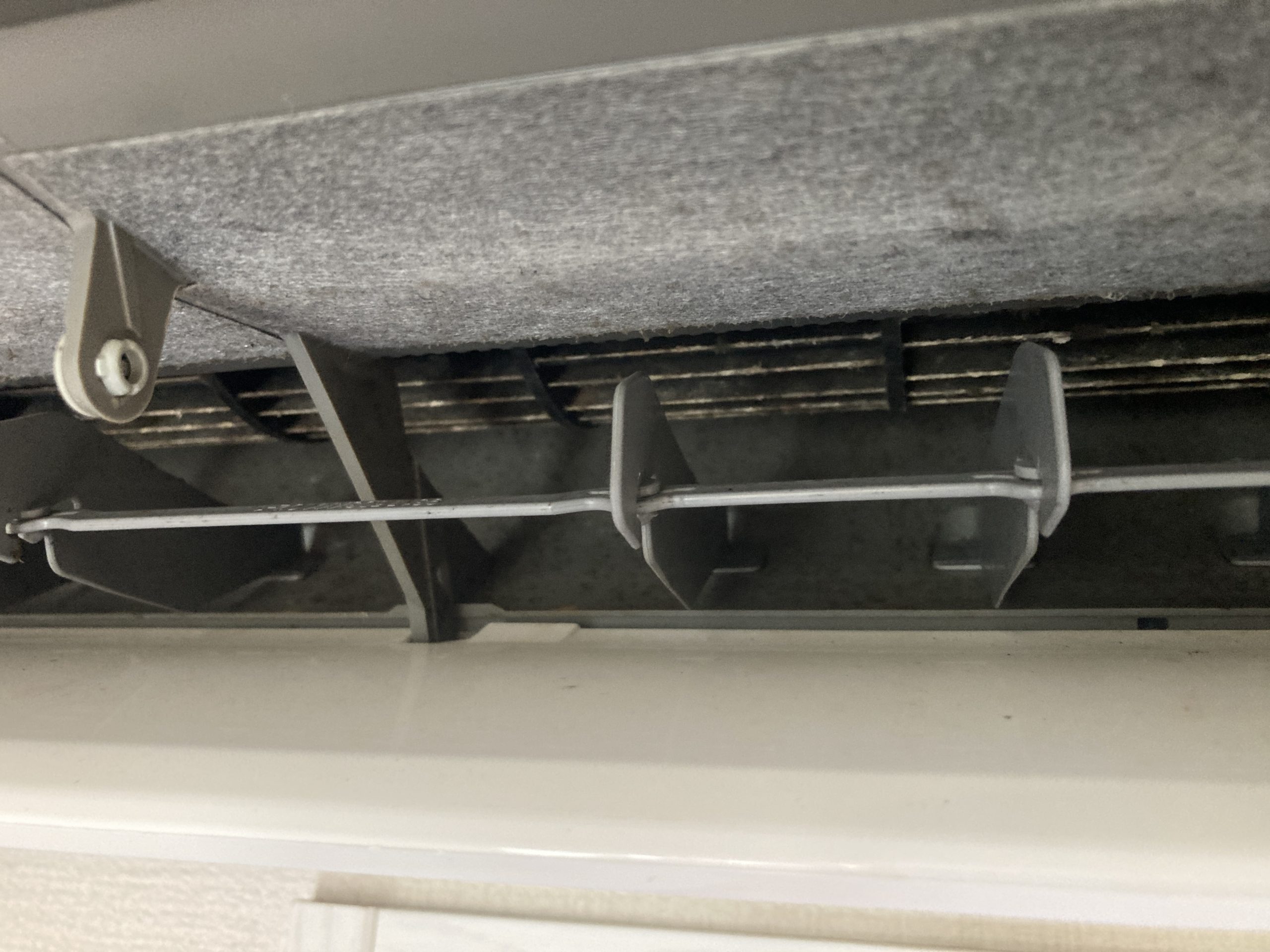 福岡市早良区 ノクリア AS-C56J2W リビング エアコン内部 洗浄前の汚れ