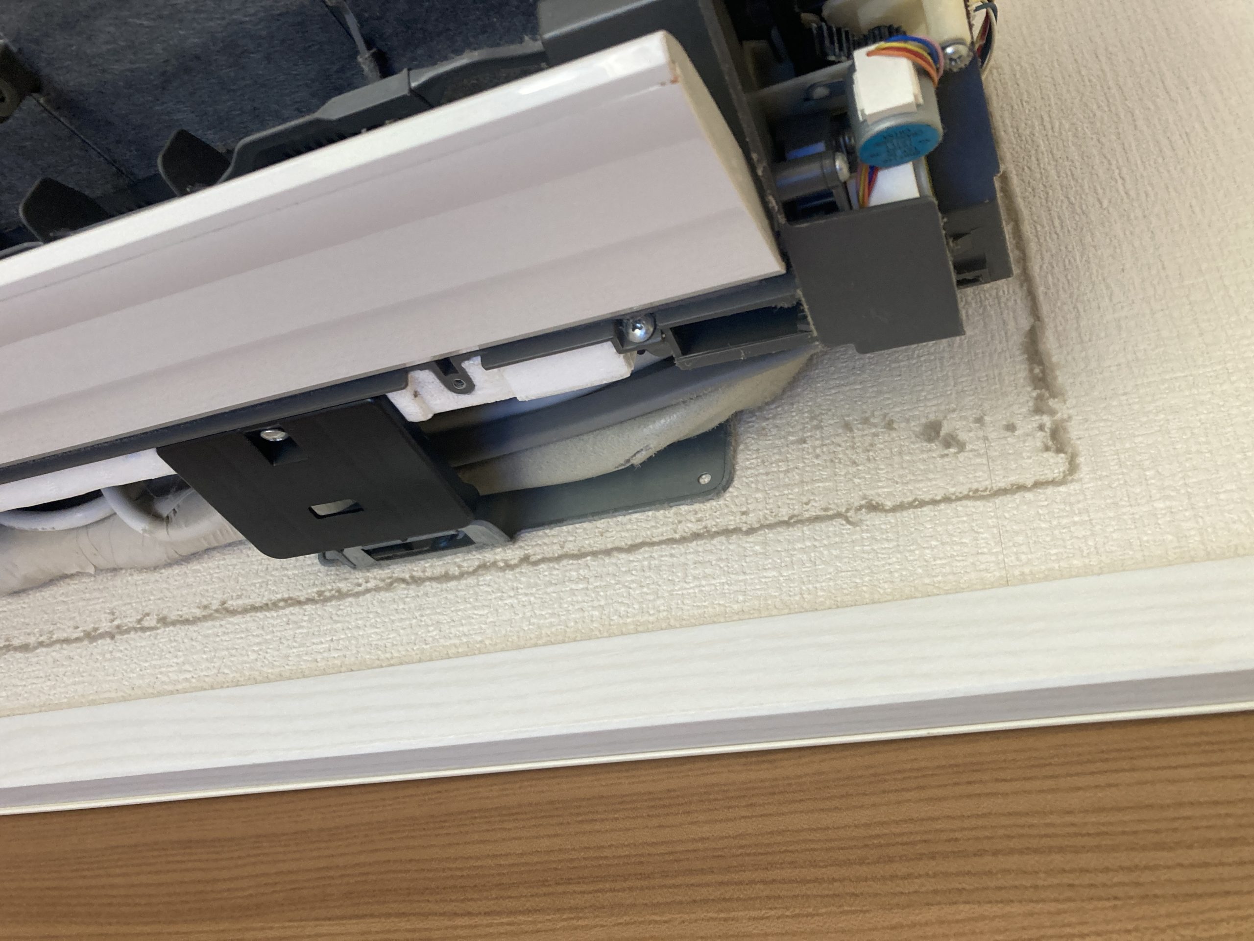 福岡市早良区 ノクリア AS-C56J2W リビング エアコン内部 洗浄前の汚れ