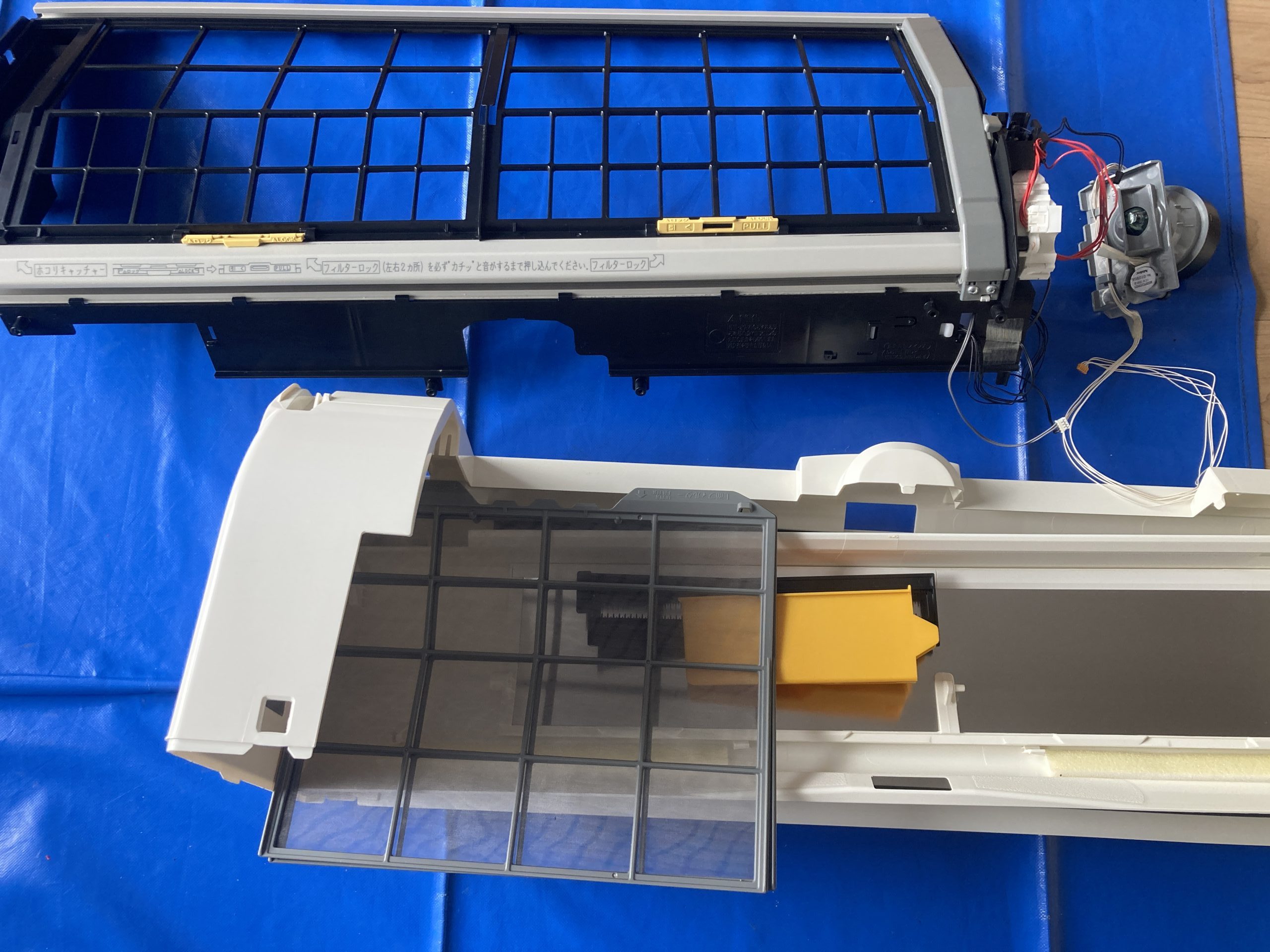 福岡市早良区 日立 白くまくん RAS-W22J お掃除機能付き エアコン 分解洗浄 作業風景