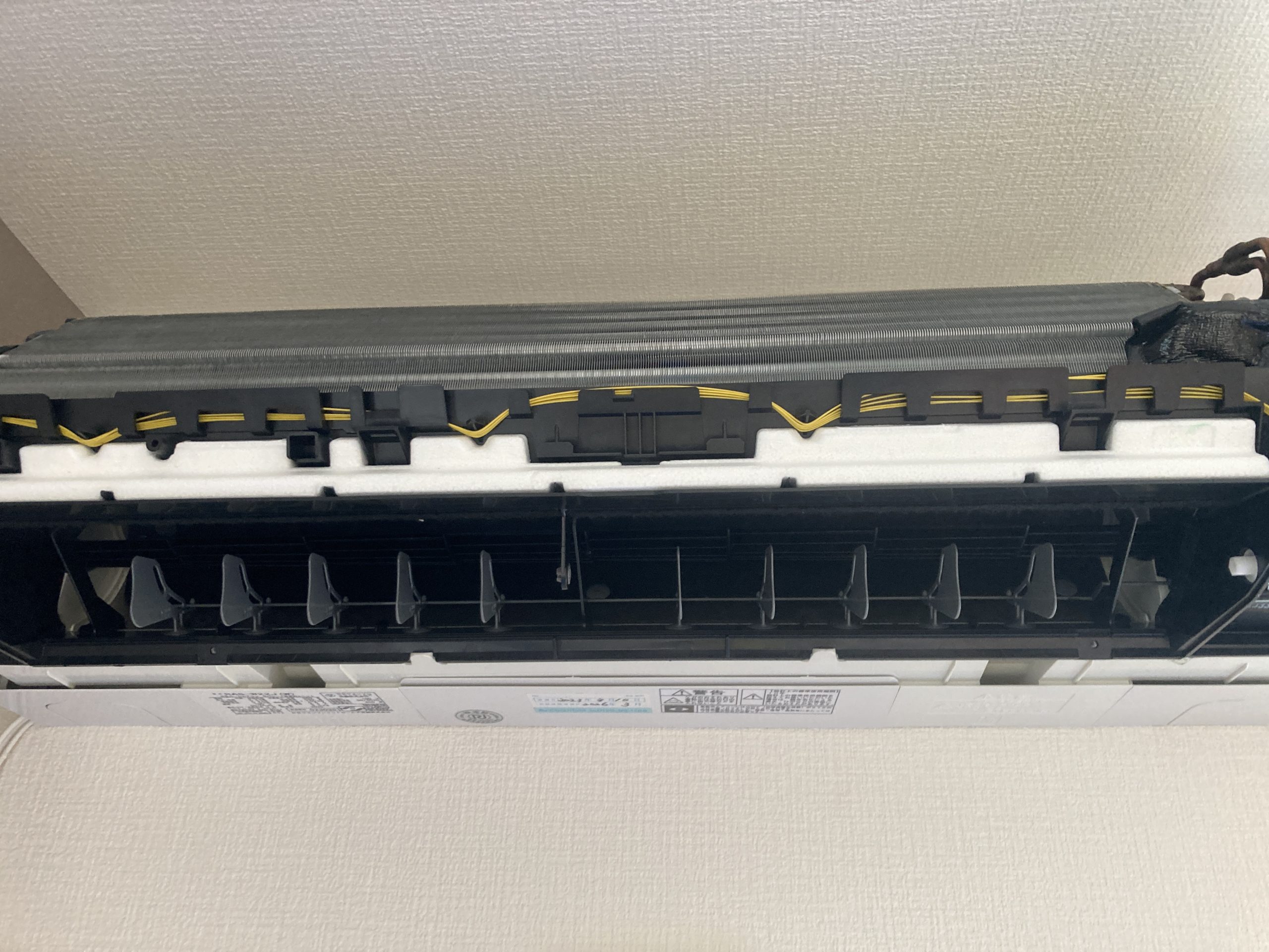 福岡市早良区 日立 白くまくん RAS-W22J お掃除機能付き エアコン 分解洗浄 作業風景