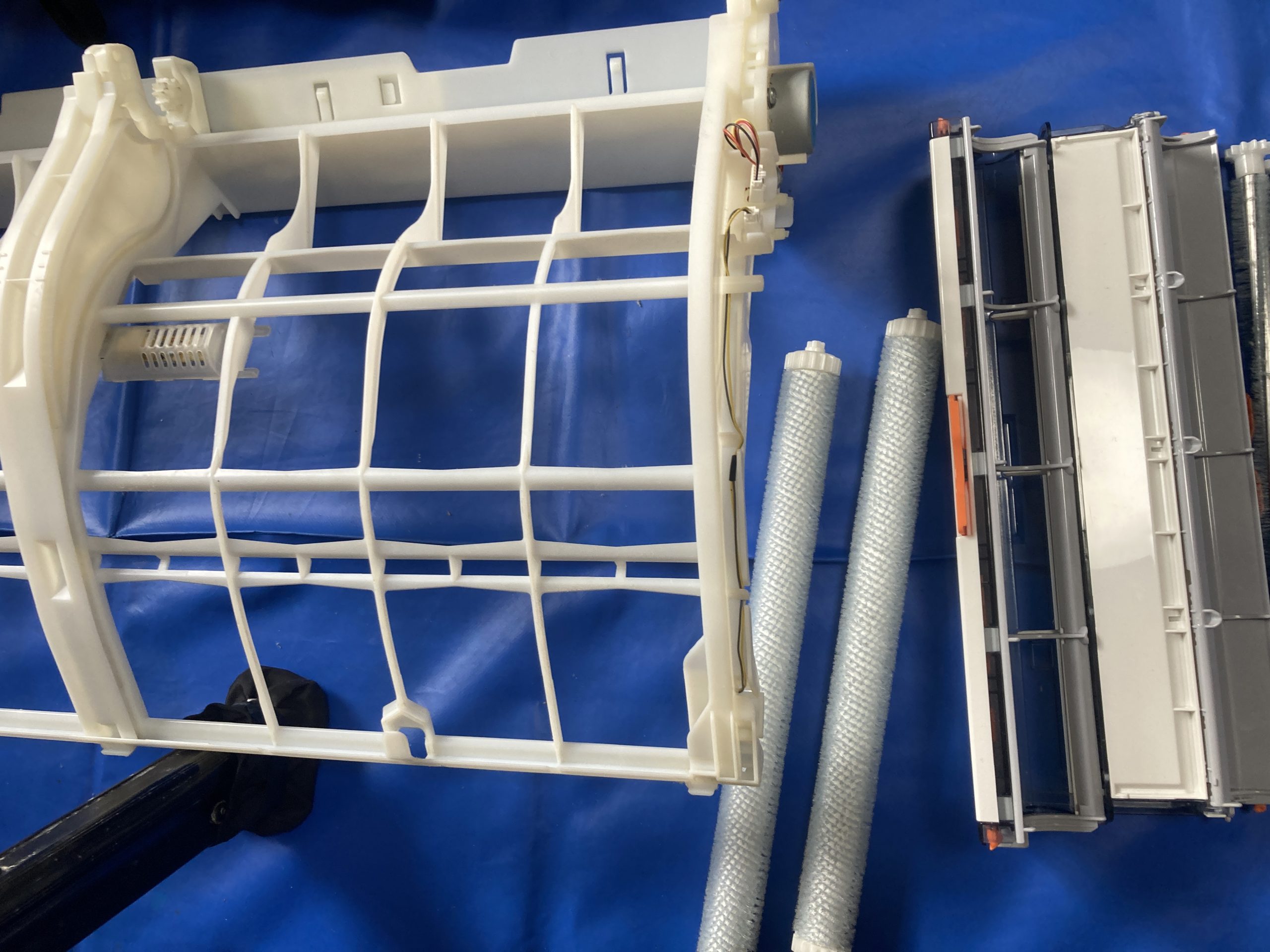 シャープ AY-J40X2-W 分解作業の様子｜福岡 エアコンクリーニング