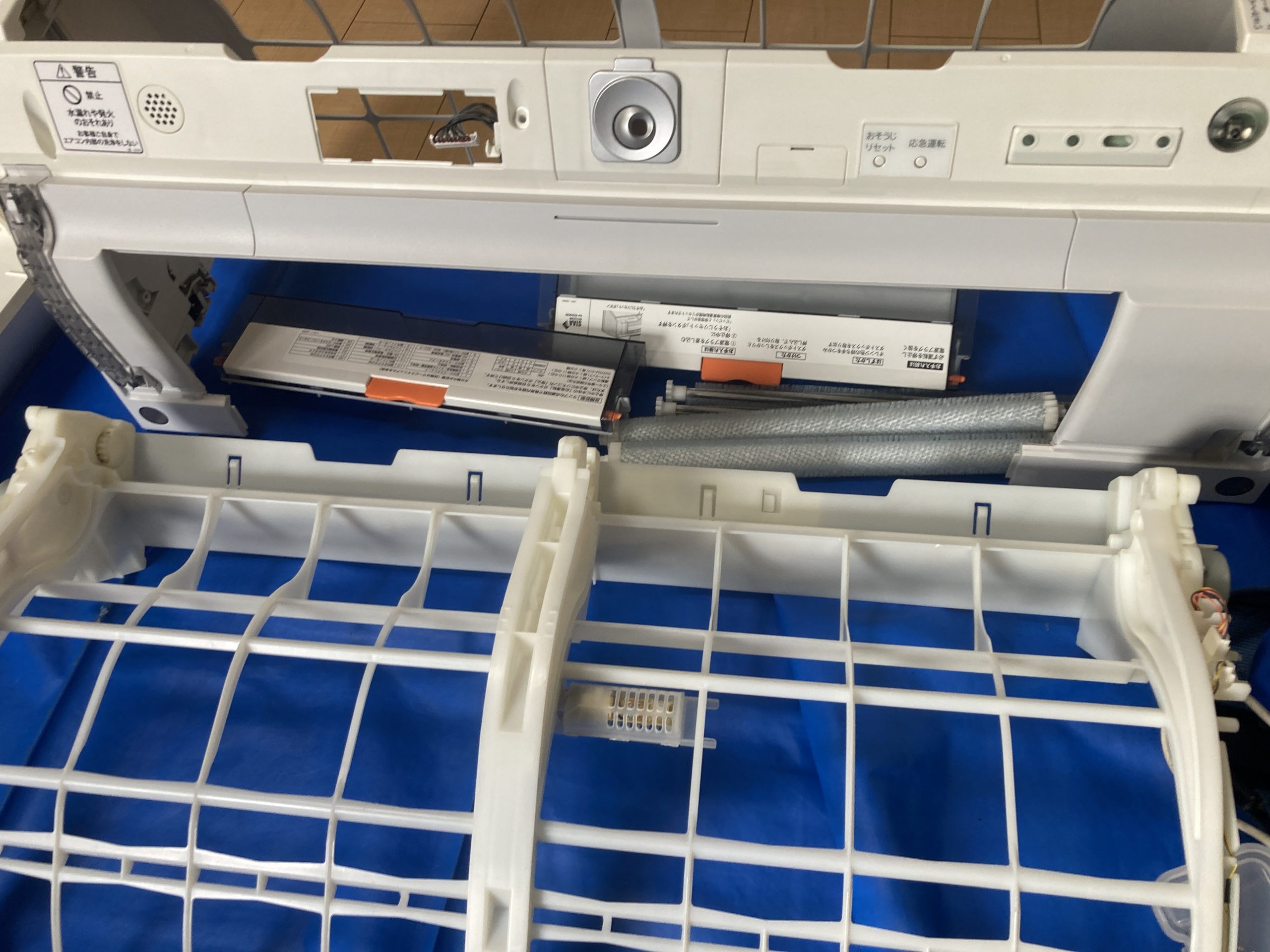 シャープ AY-J40X2-W 分解作業の様子｜福岡 エアコンクリーニング