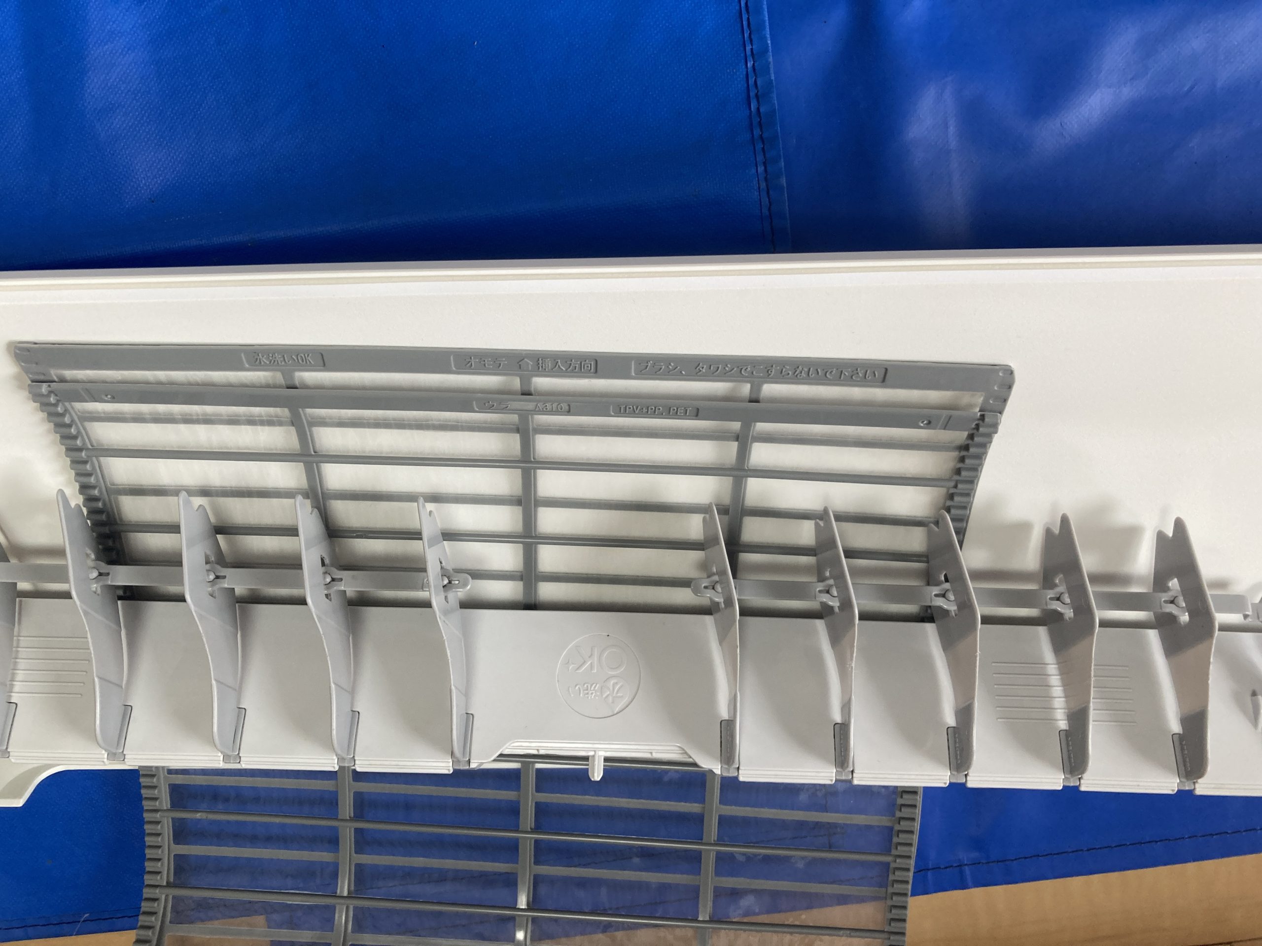 シャープ AY-J40X2-W 分解作業の様子｜福岡 エアコンクリーニング