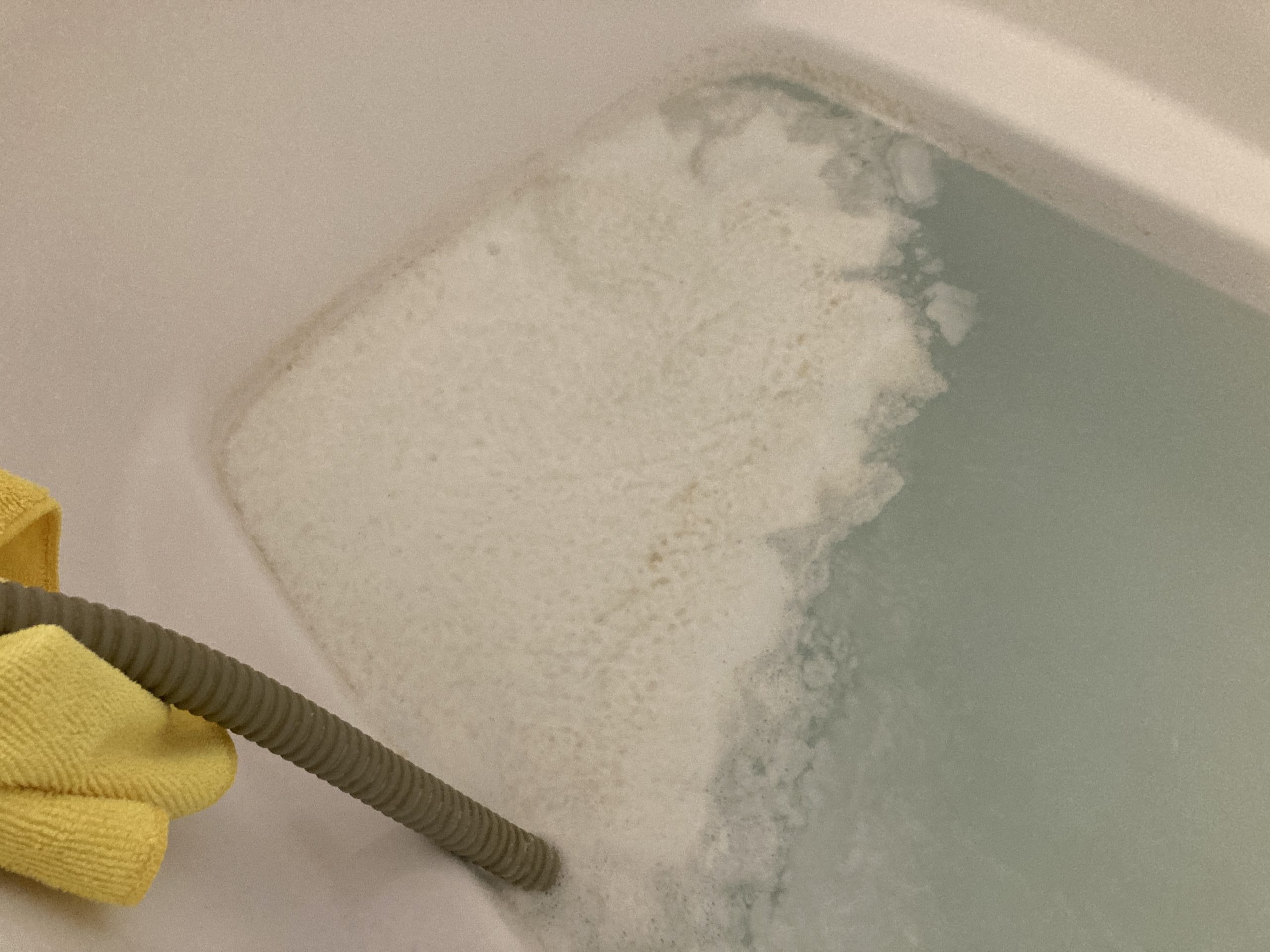 浴槽の淵についた皮脂汚れ