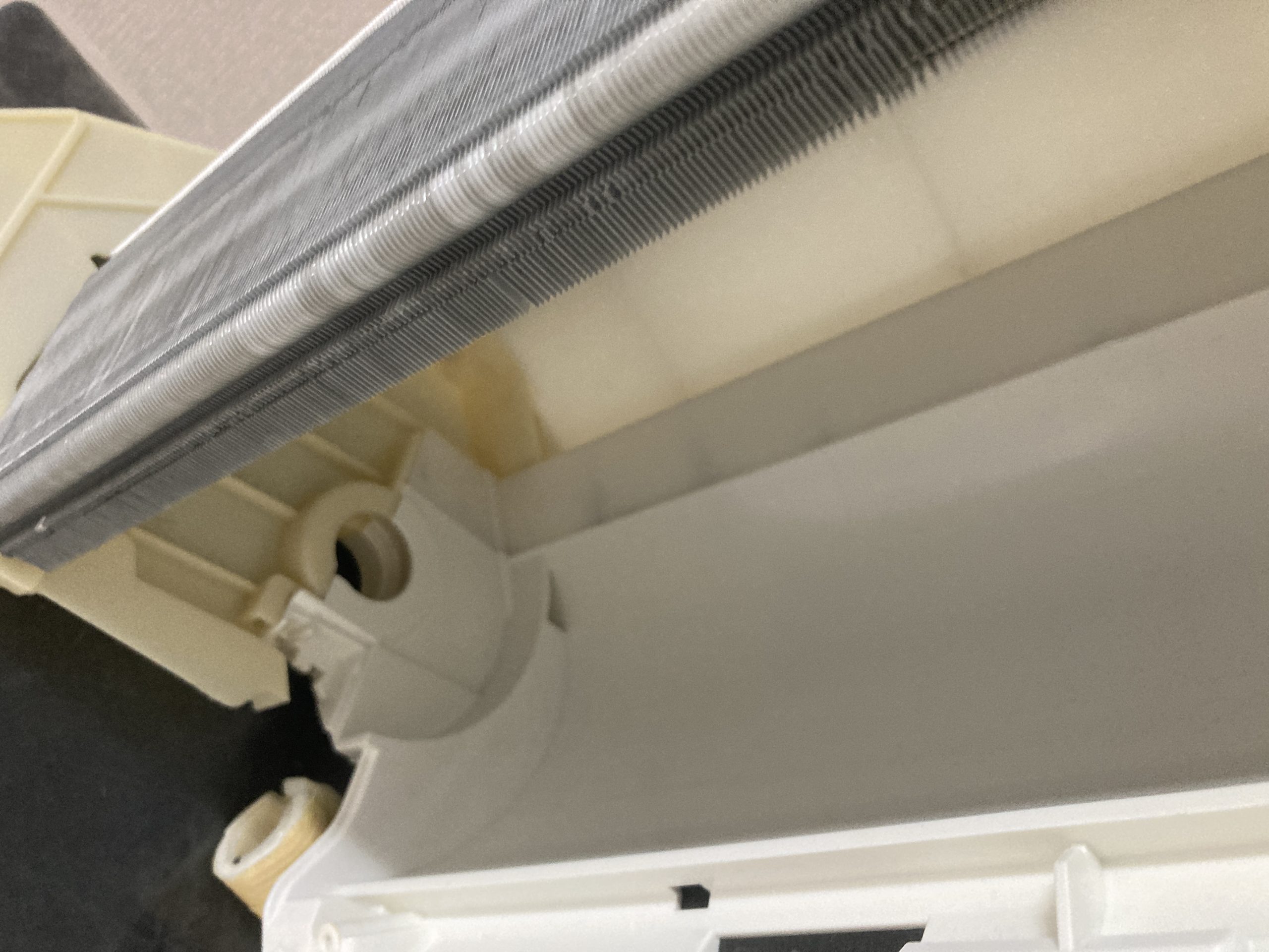 配線が多い霧ヶ峰は慎重な分解が必須。