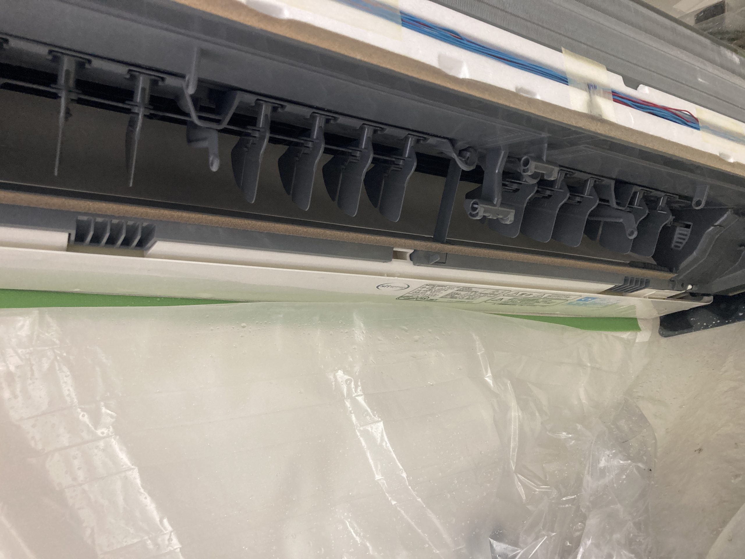 【洗浄中】専用の高圧洗浄機で、ファンの奥や熱交換器までしっかり洗い流していきます。細かい部分まで丁寧に作業します。