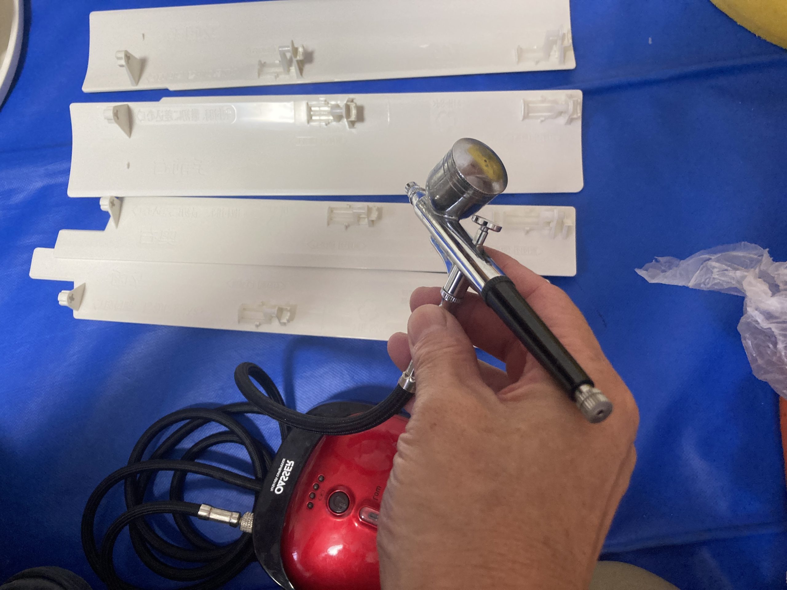 【防カビコーティング施工中】洗浄後に専用の防カビ剤を吹き出し口や送風ファンに均一に塗布。清潔な状態を長期間キープします。