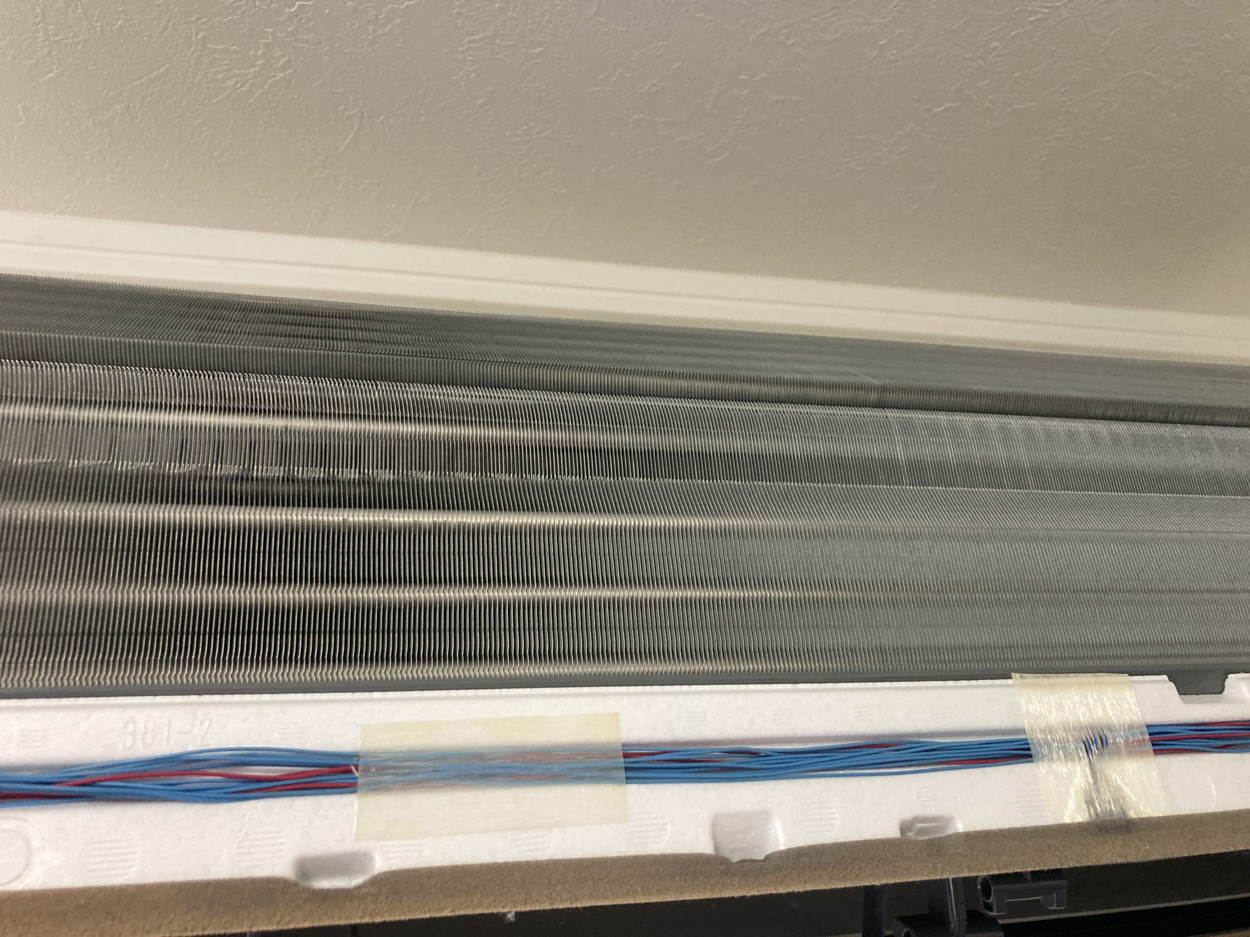 【Before】外観はきれいでも、吹き出し口の奥にはカビ汚れが。送風ファンにも黒い汚れが付着していました。