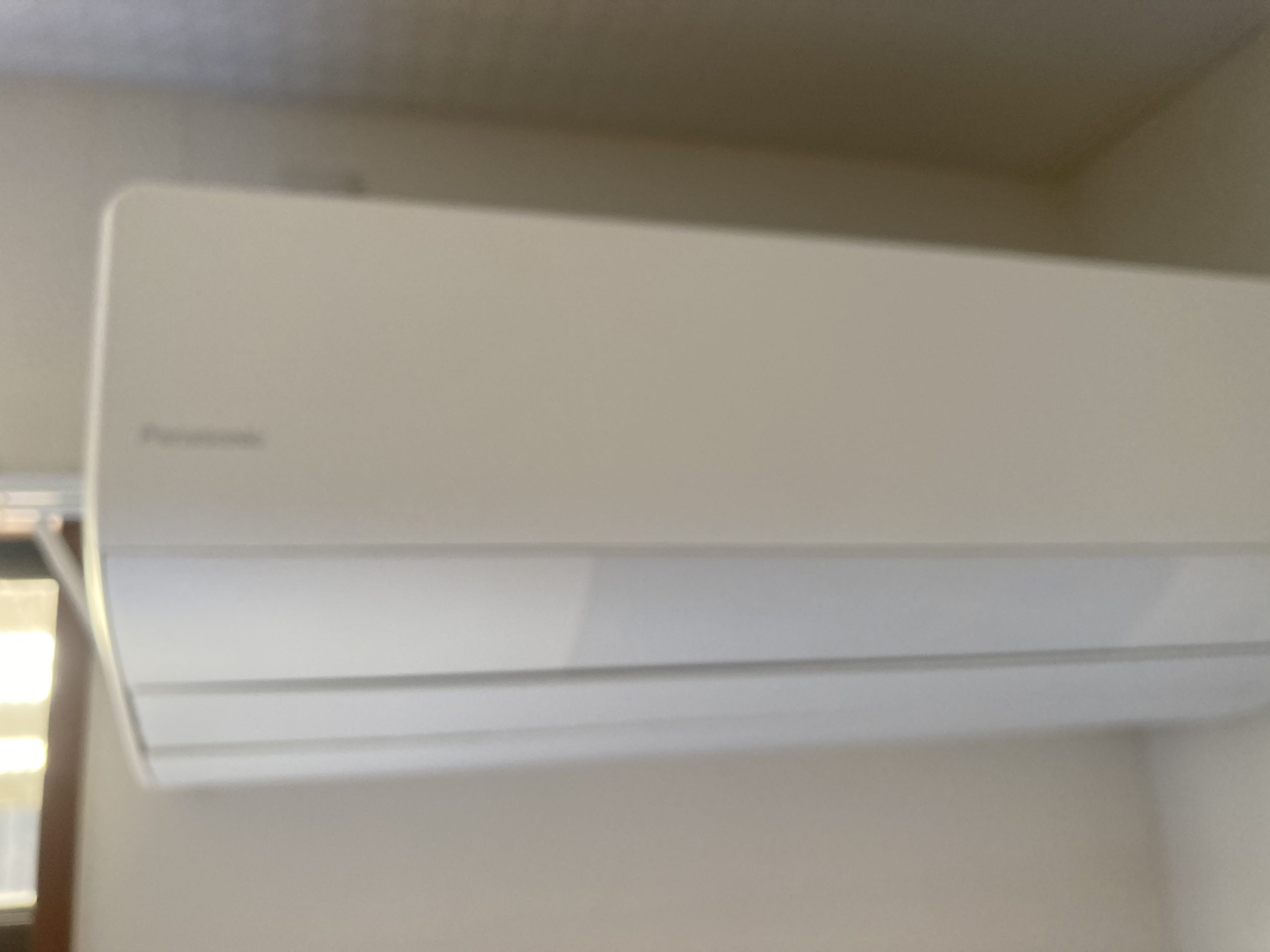 『24帖の広いリビングに設置されたCS-X561D2-W』「24帖の広いリビングに設置されたCS-X561D2-W。長時間使用する環境では定期清掃が必須です。」