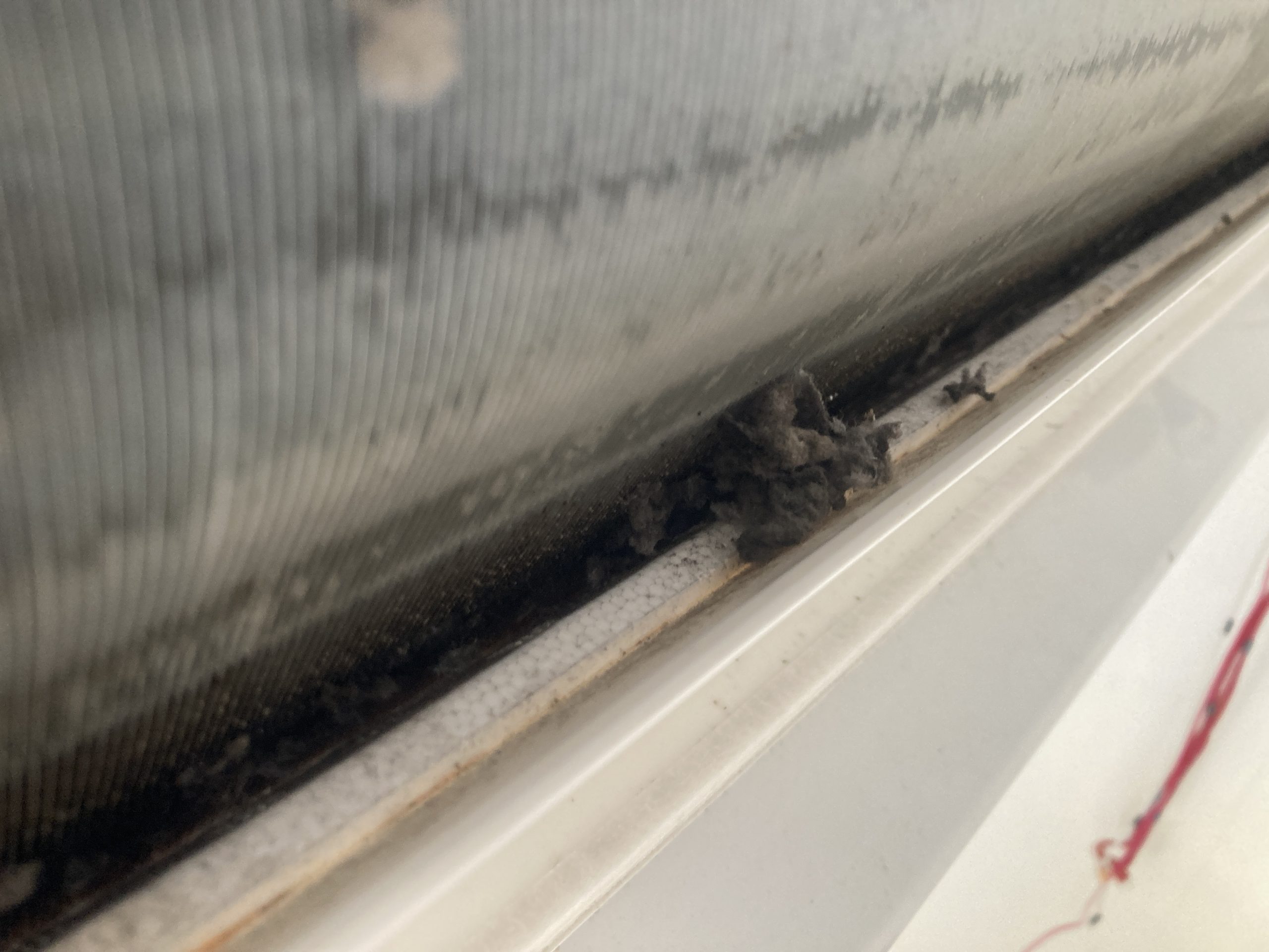 『本体裏側のホコリまでしっかり除去』「普段見えない本体裏側も丁寧に清掃。ホコリ溜まりをゼロにして再汚れを防ぎます。」
