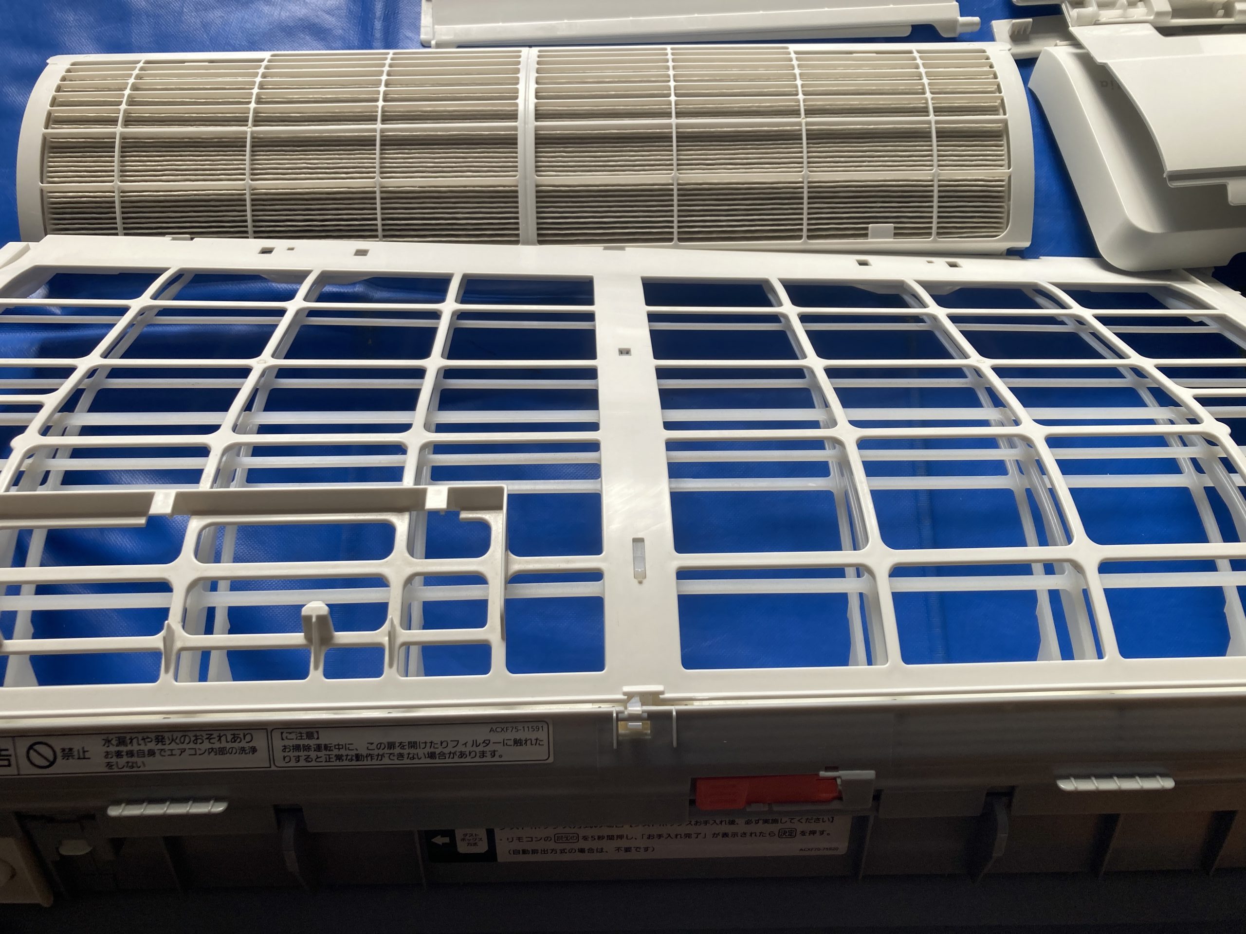 『アクティブクリーン搭載モデルを丁寧に分解』「アクティブクリーン搭載モデルを慎重に分解。内部の汚れが一目でわかります。」
