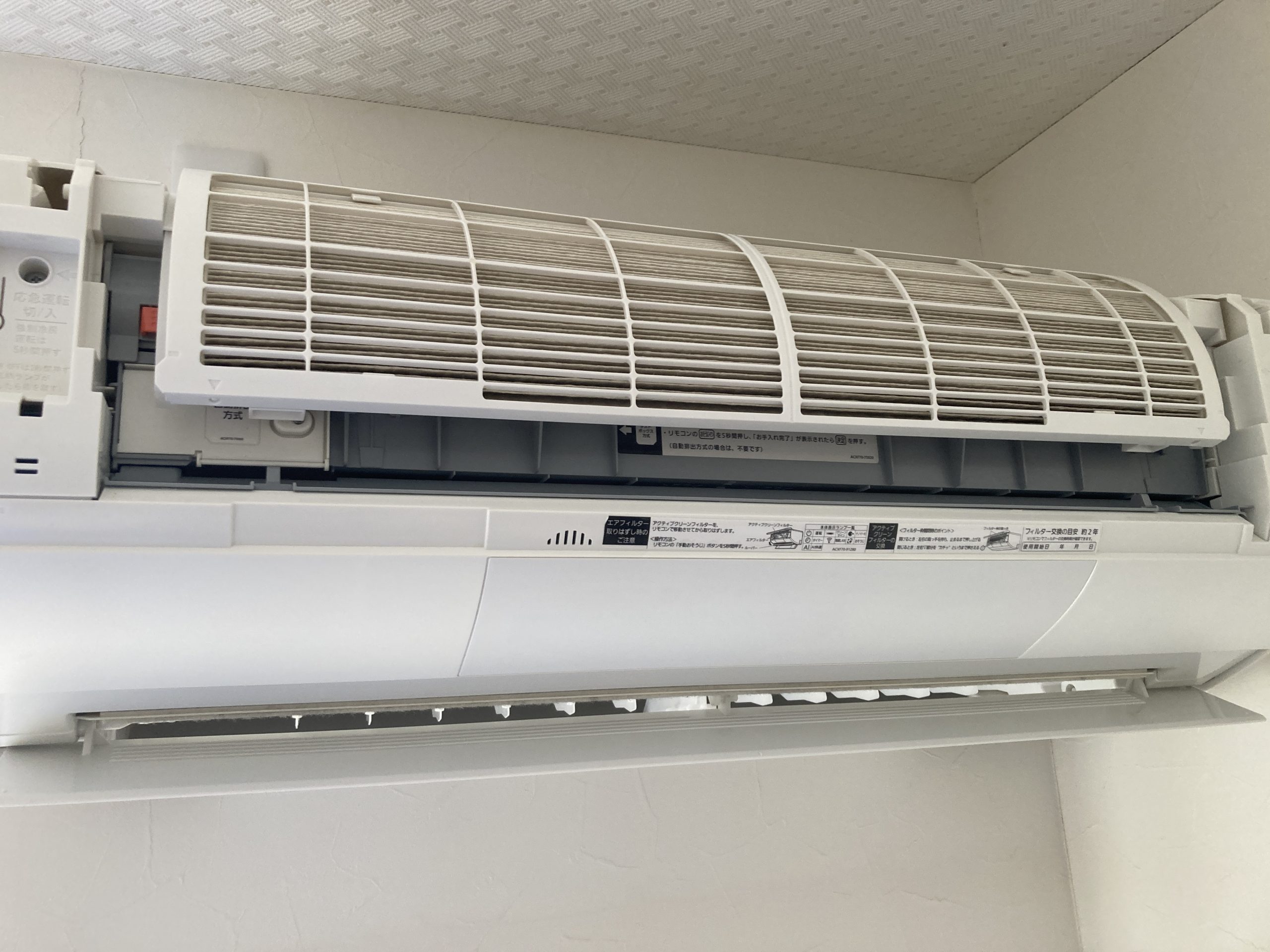 『洗剤ピアをお湯で希釈し高圧噴霧』「業務用洗剤ピアをお湯で希釈し、高圧噴霧で汚れを浮かせていきます。」
