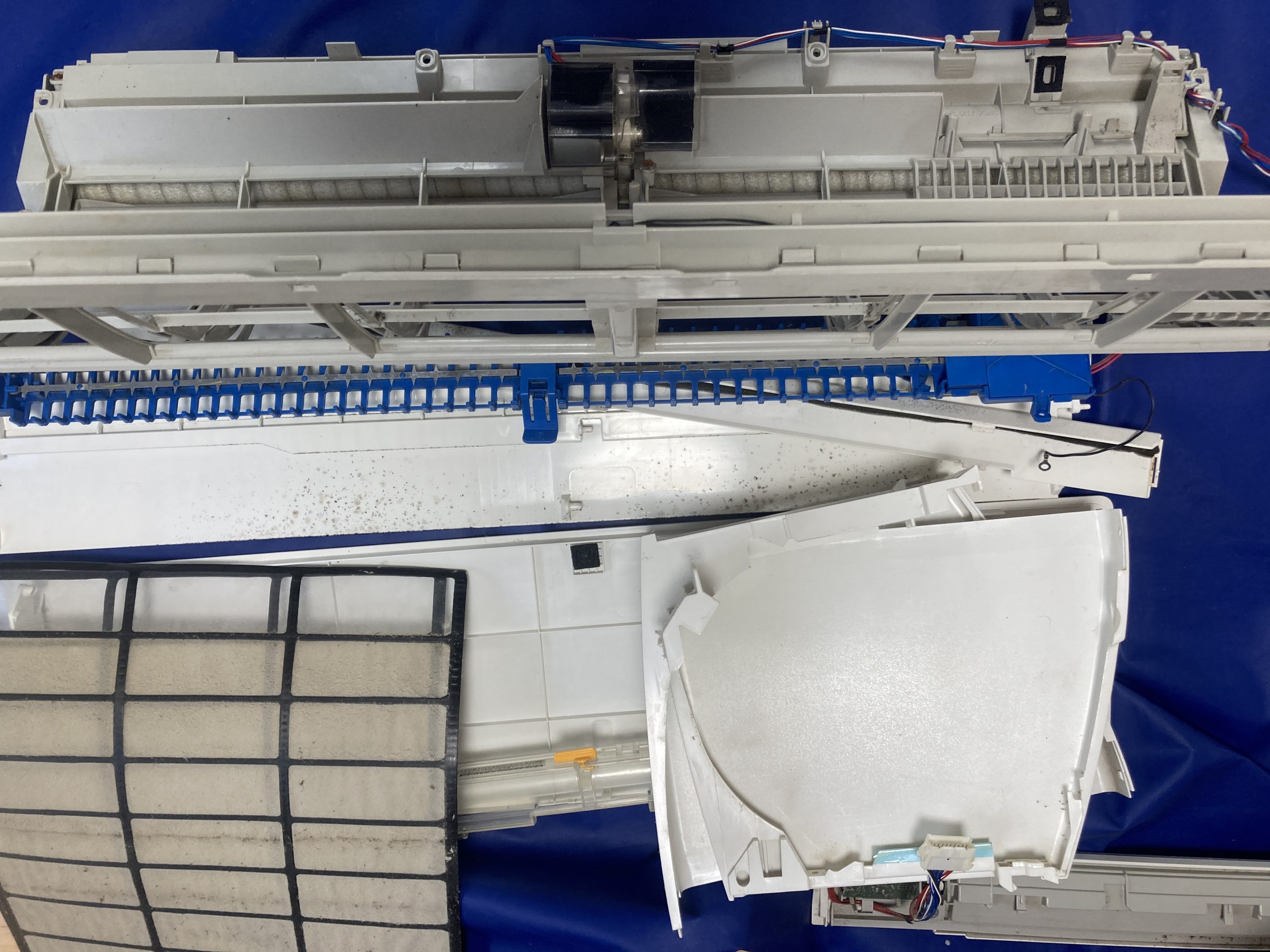 各エアコンパーツの裏側にはカビ汚れがありました。