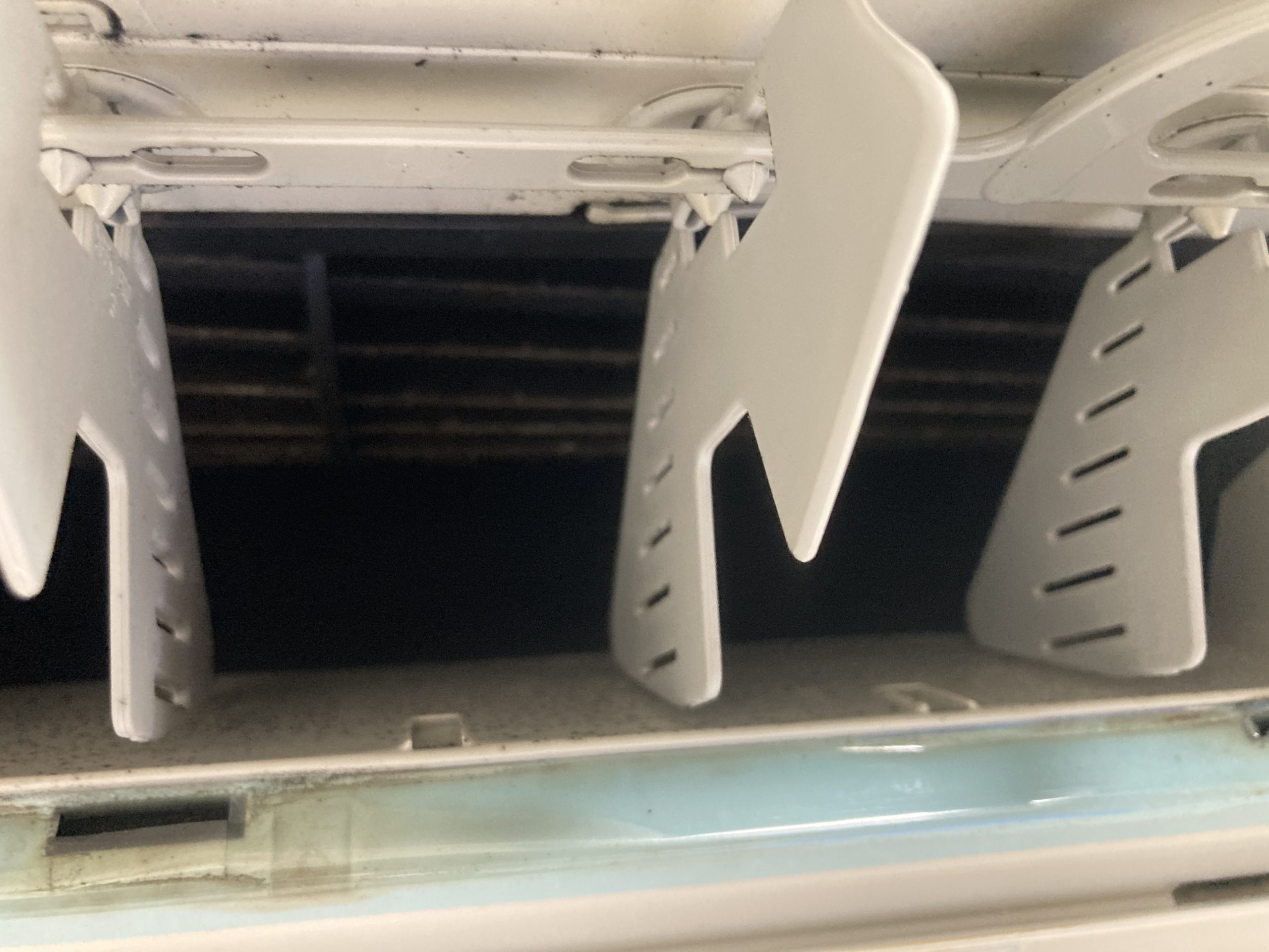 吹き出し口内部の送風ファンは黒カビがびっしり付着。指で触れるとヌルつきがあり、湿気とホコリが混ざった汚れ特有の状態でした。