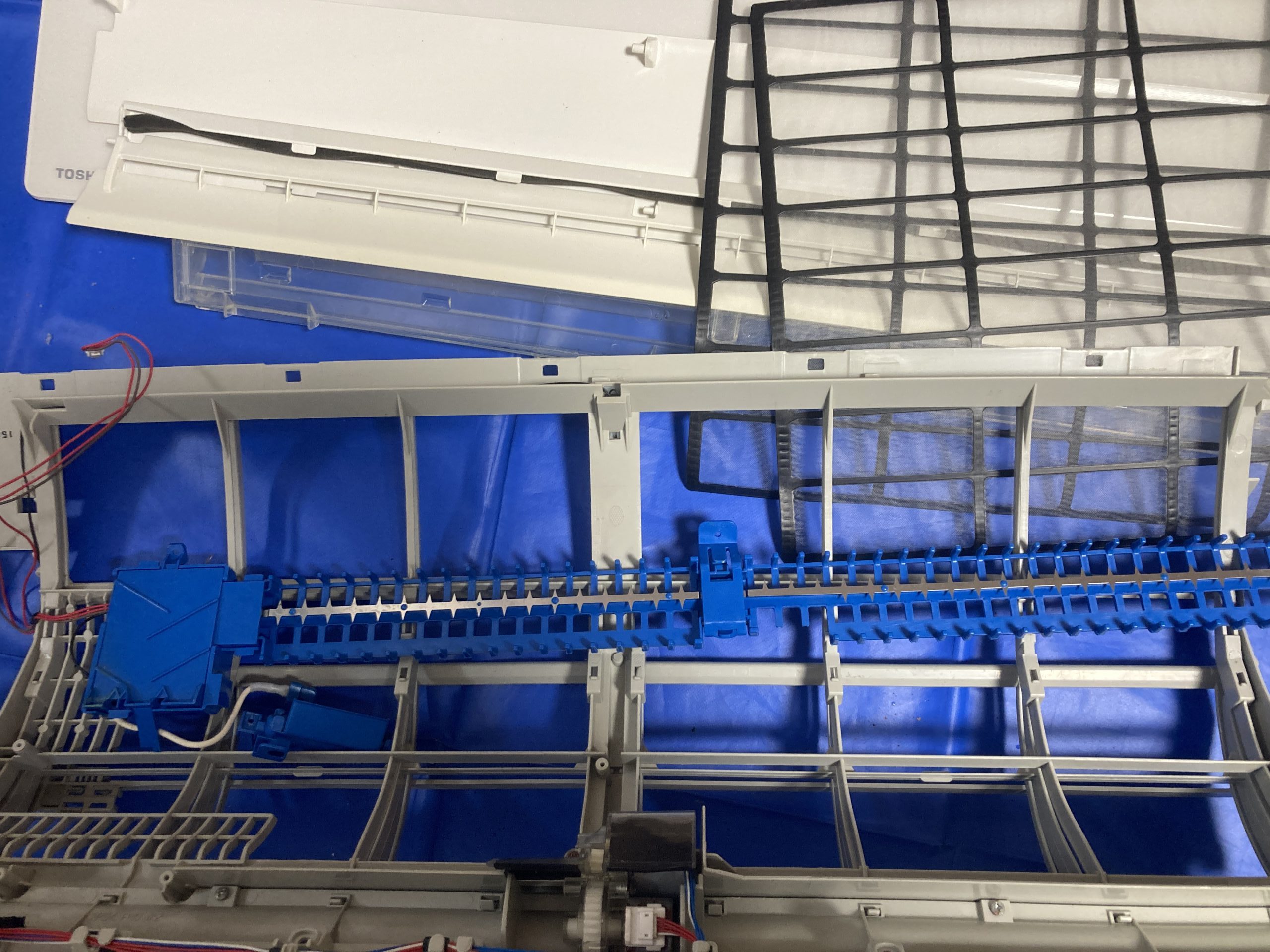 洗浄後の送風ファン。黒カビ・ホコリが完全に除去され、風量が大幅改善。運転音も静かに。