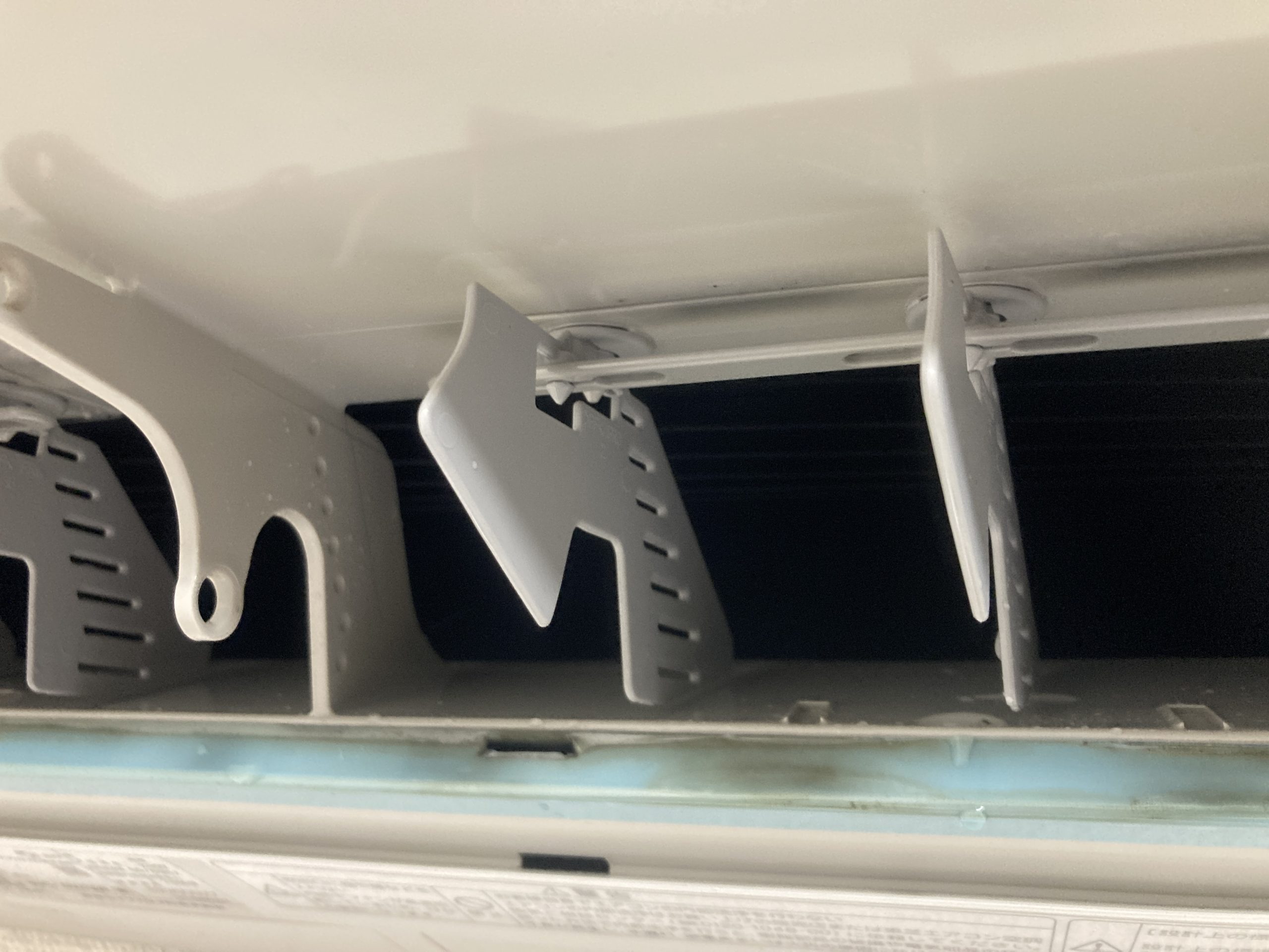 吹き出し口や送風ファン、裏側までキレイに洗浄してます。