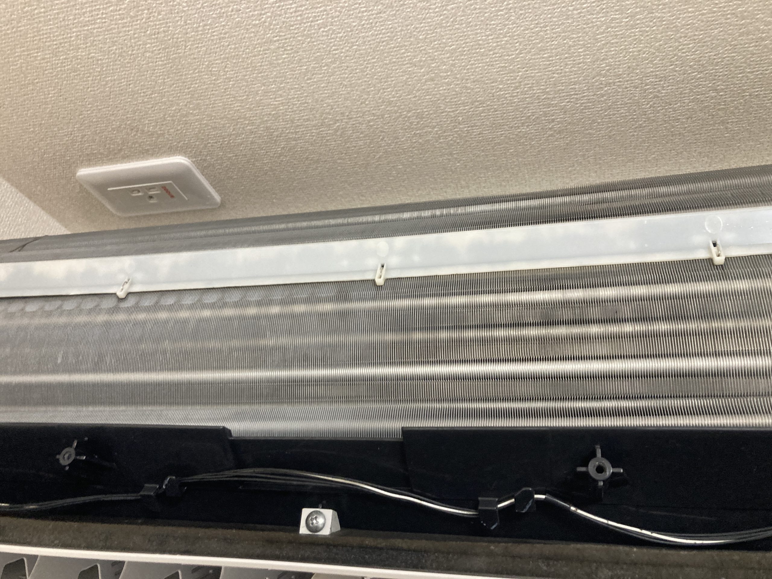 1枚1枚のフィンの間まで高圧洗浄でスッキリ。熱交換効率が戻り、冷房の効きが改善しました。