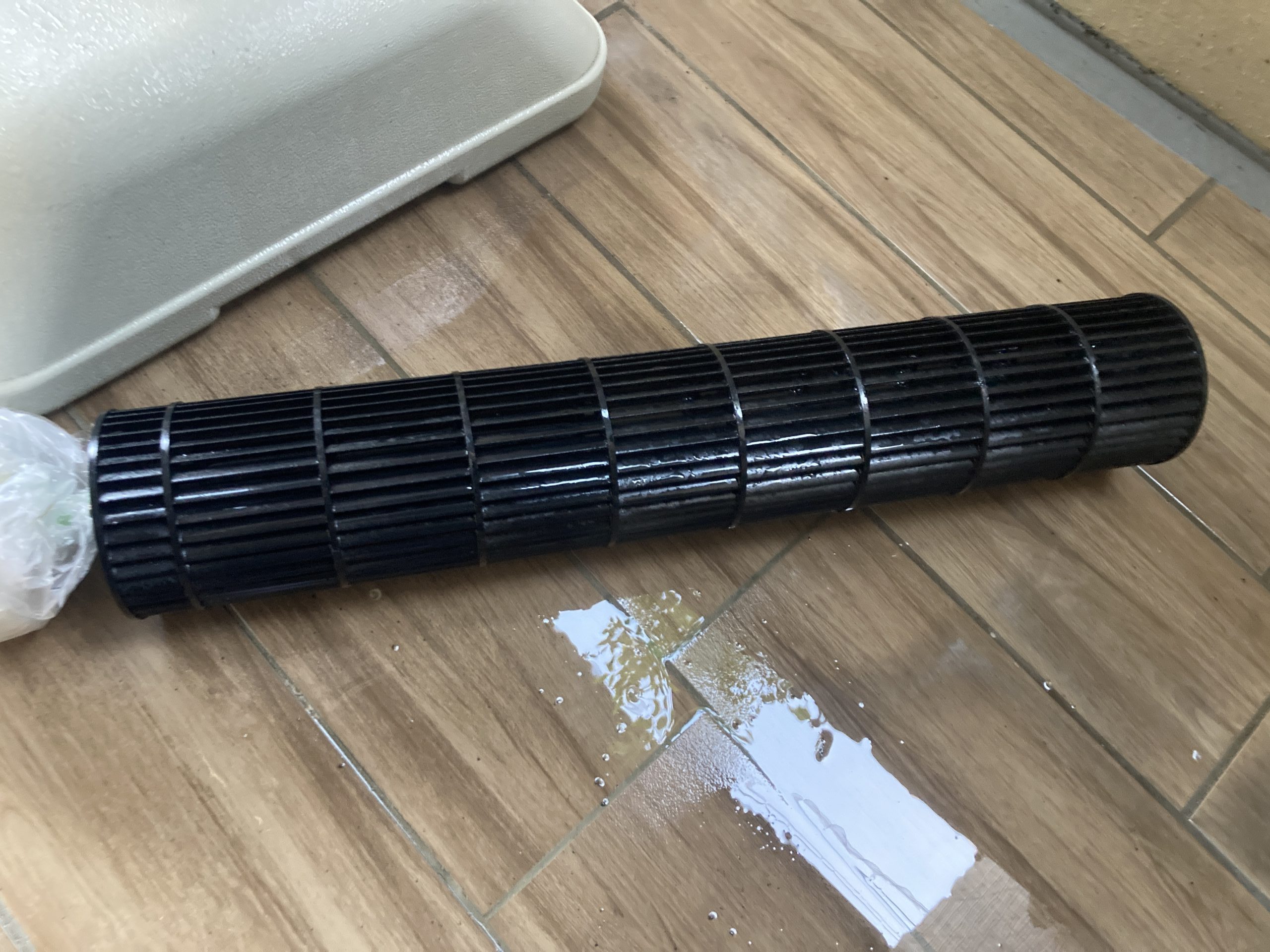 完全分解した各パーツを丁寧に洗浄