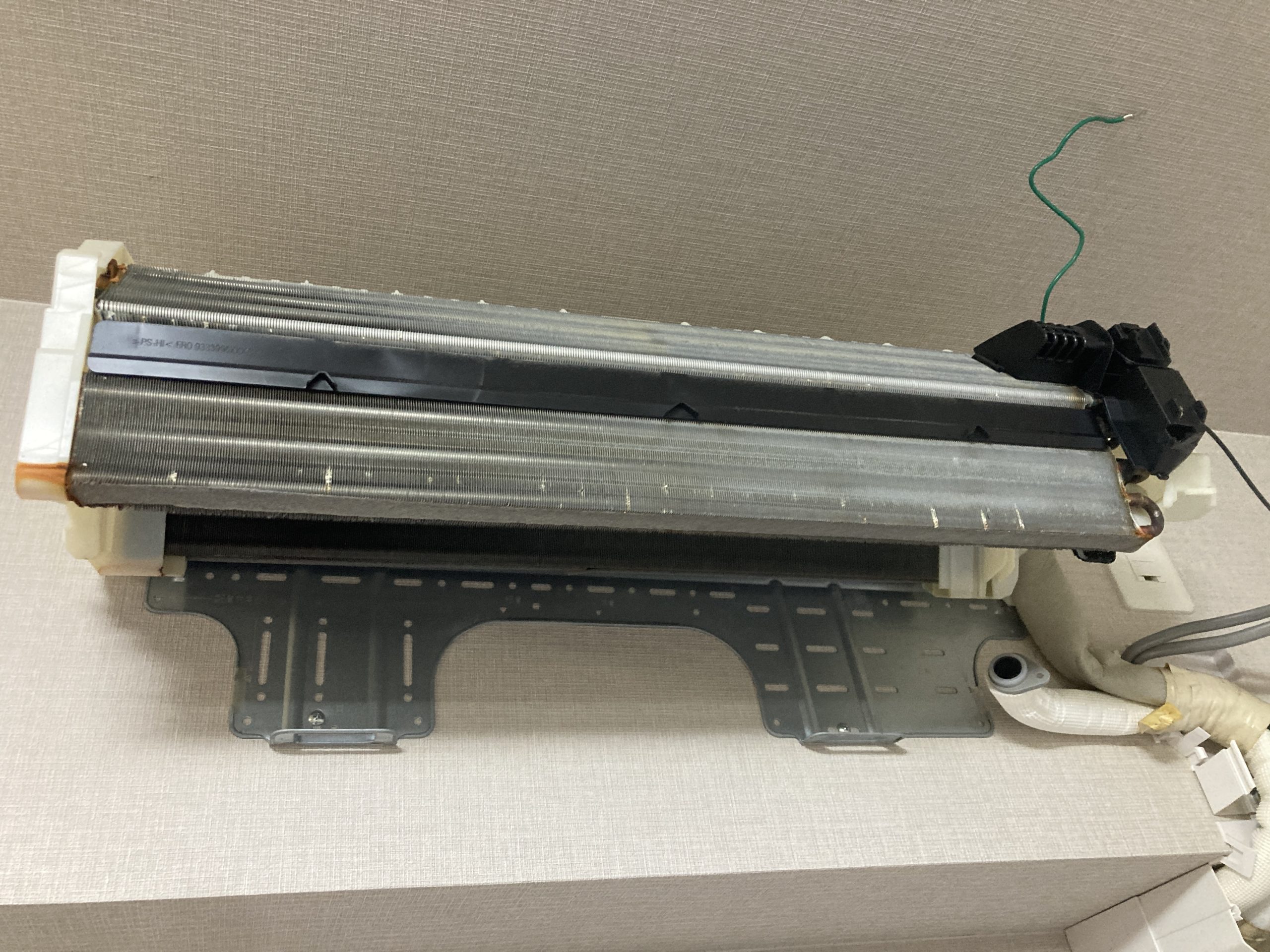 分解前の富士通エアコンAS-CH560K2（2020年製）