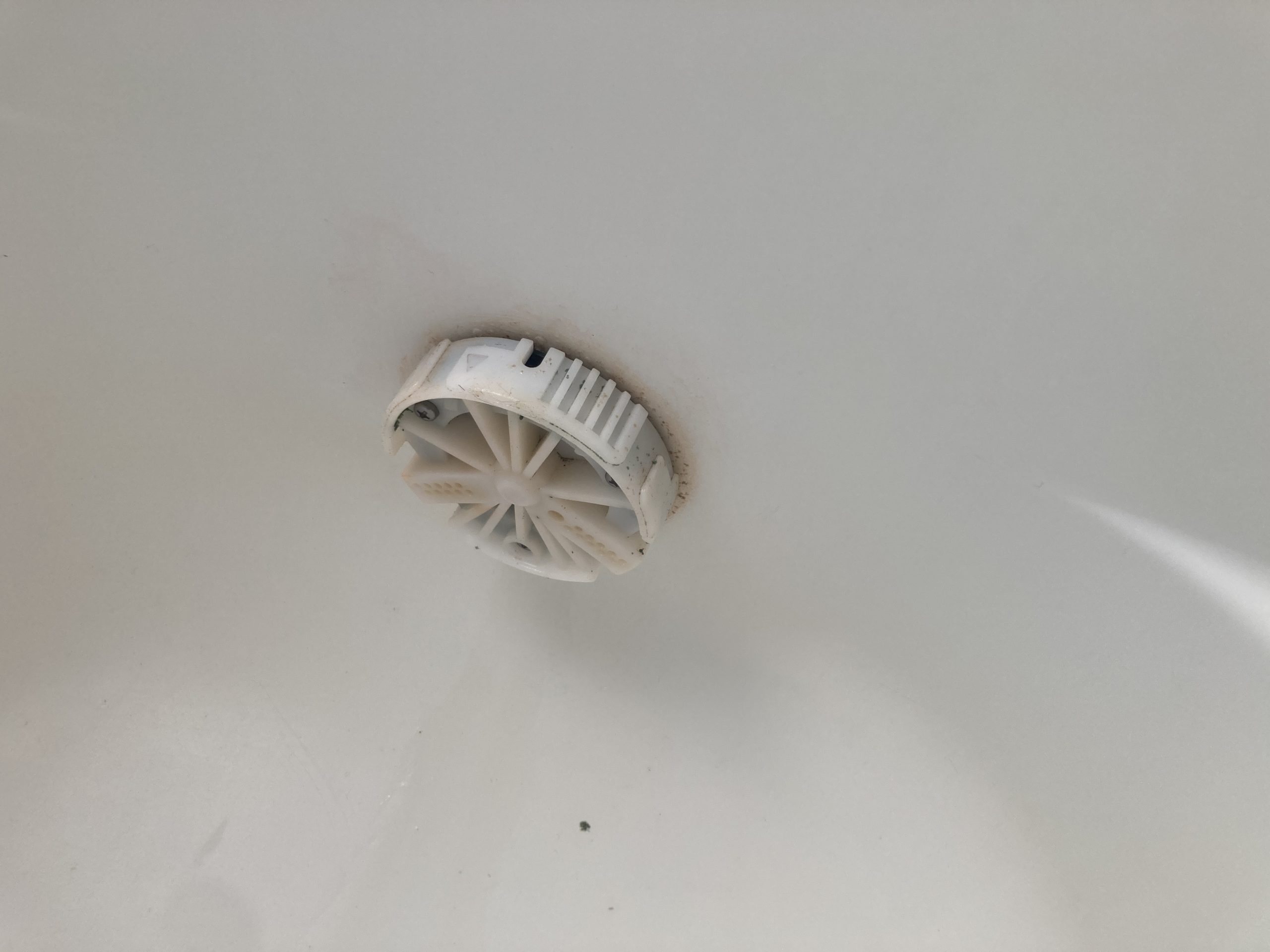 お湯が出てくる循環金具になります。