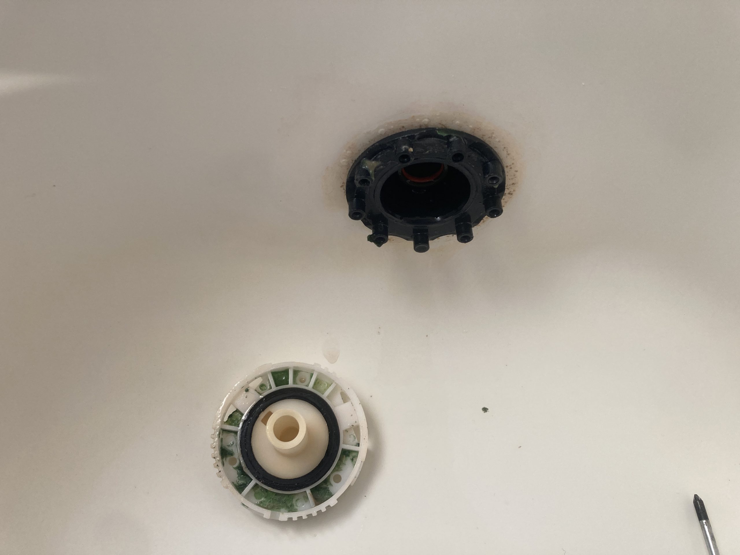 循環金具を浴槽から外して隙間の汚れ