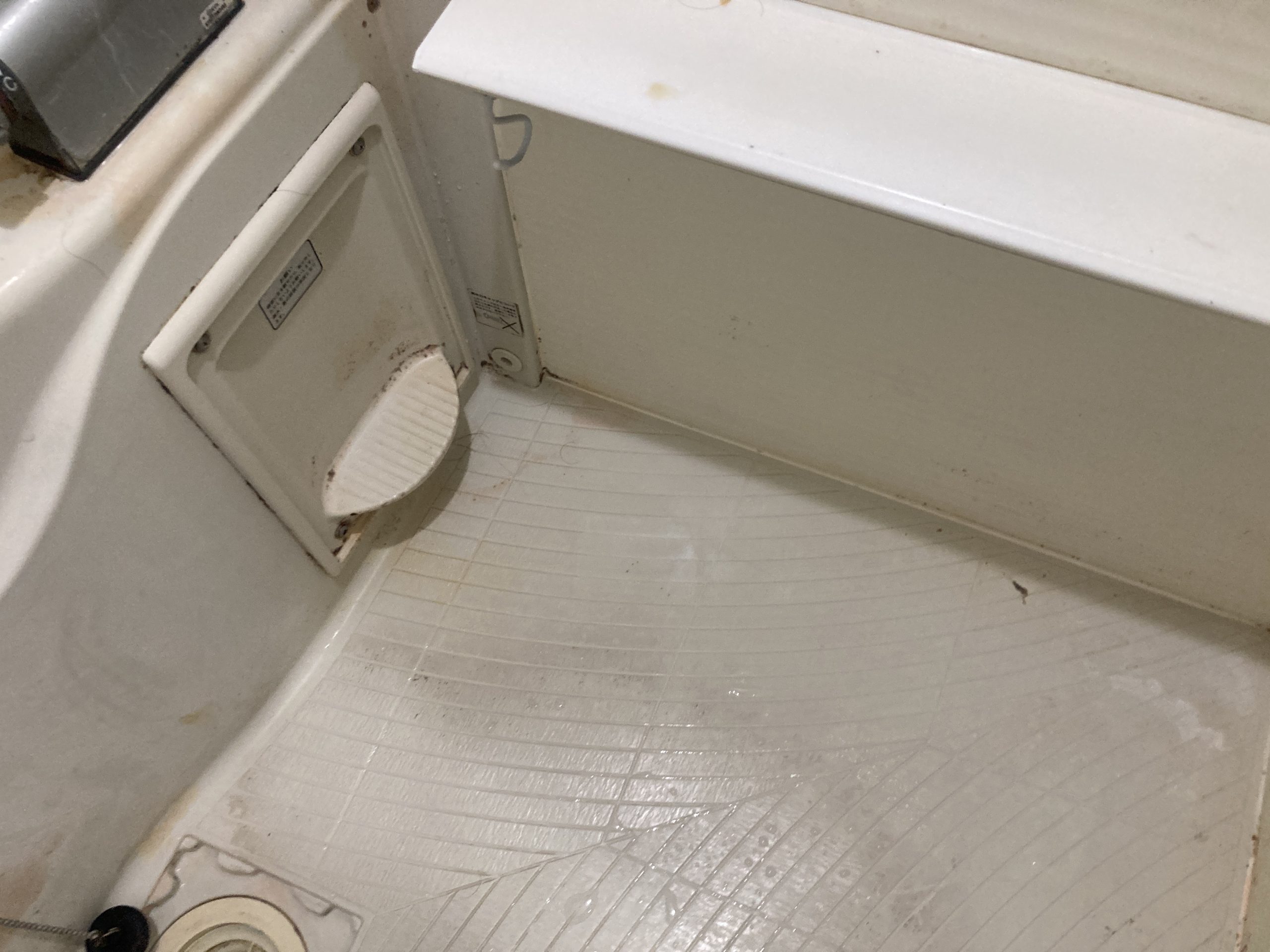 石鹸カスが付着した浴室床清掃前