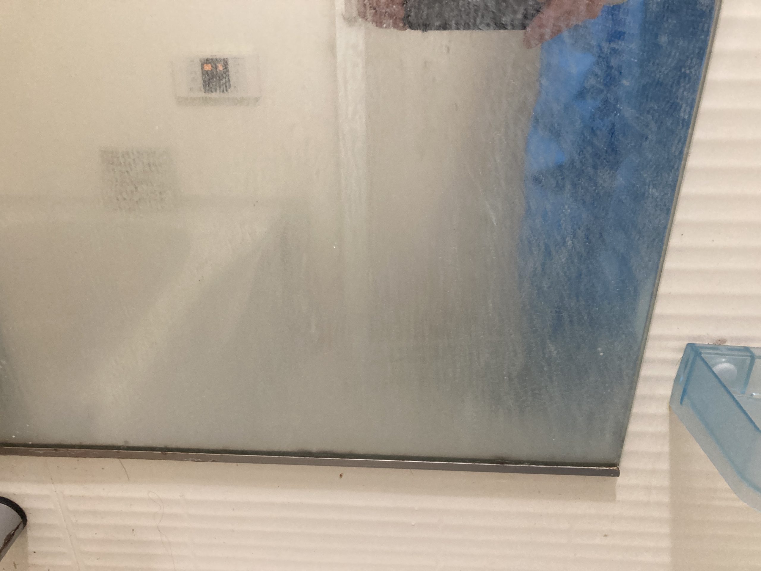 浴室の曇った鏡