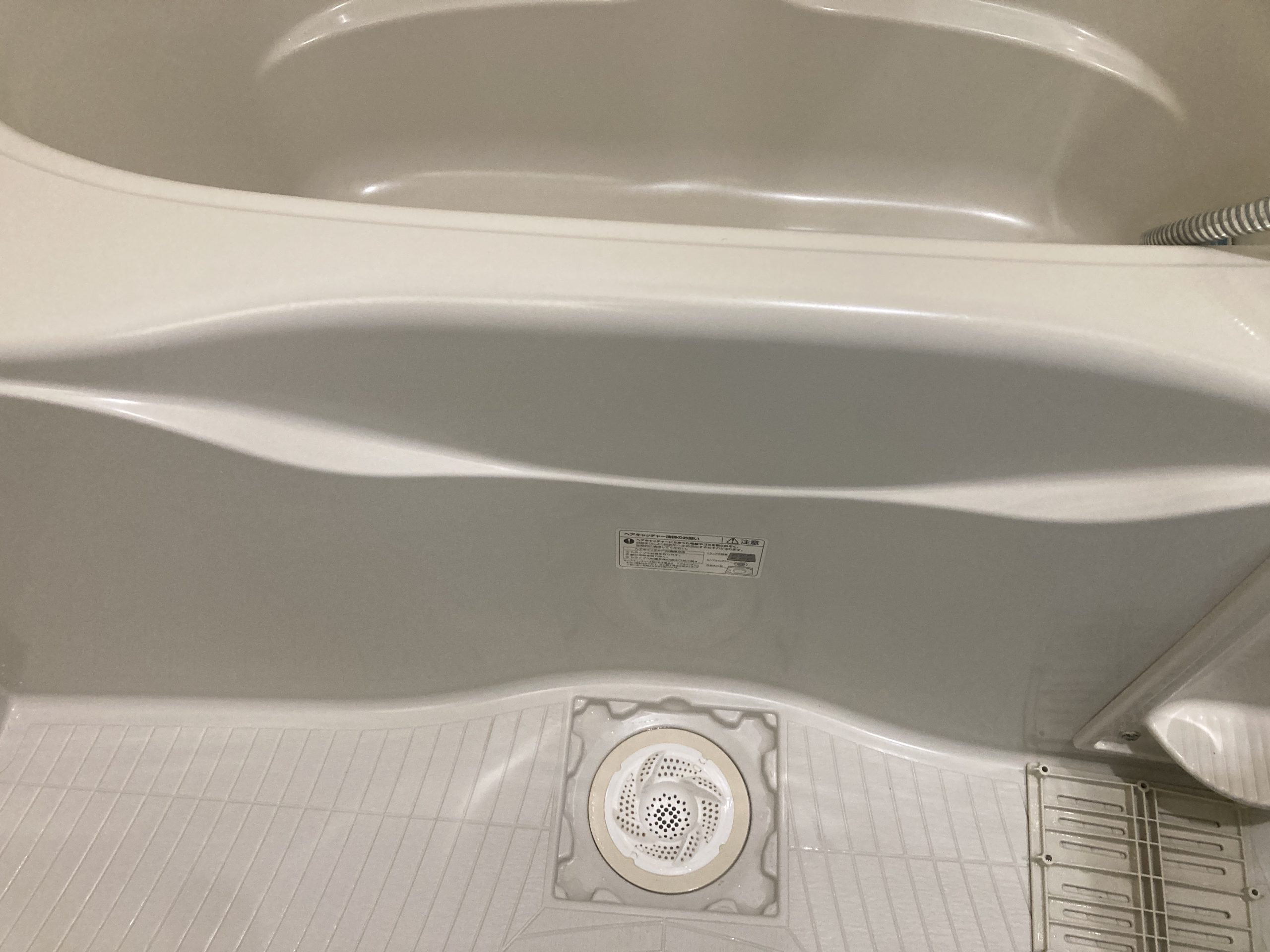 浴室の浴槽淵と排水口清掃後