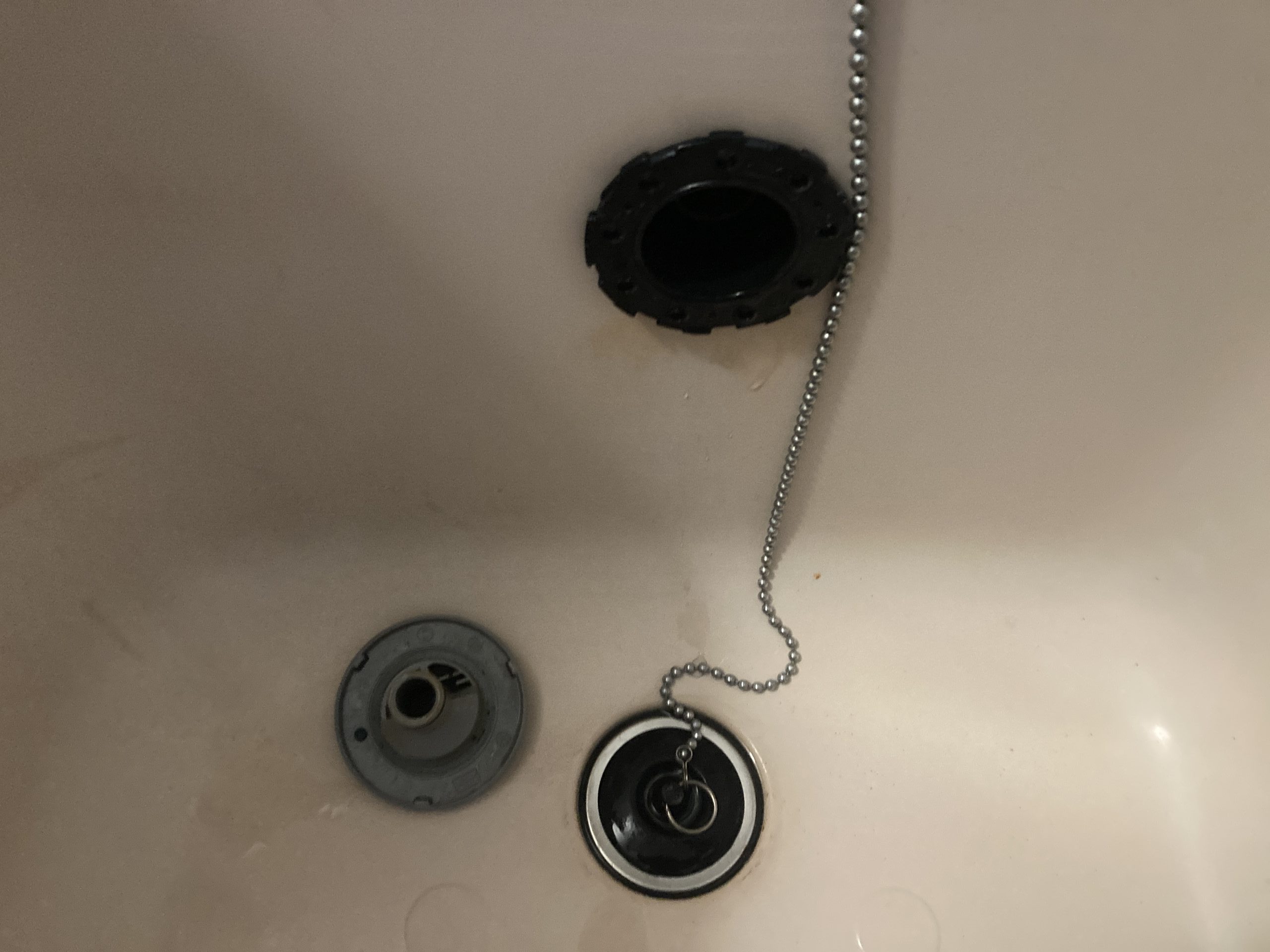 一見キレイに見えますが、この奥に皮脂汚れや雑菌が蓄積しているケースが多く、 追い焚き配管クリーニングでは重要なチェックポイントになります。