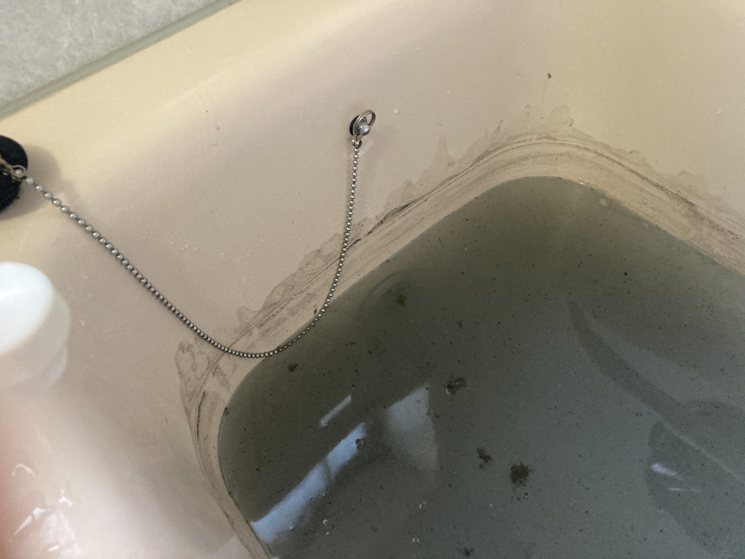 黒いカスの正体は、長年溜まった皮脂汚れや雑菌の塊。 定期的な風呂釜洗浄の必要性がよく分かります。