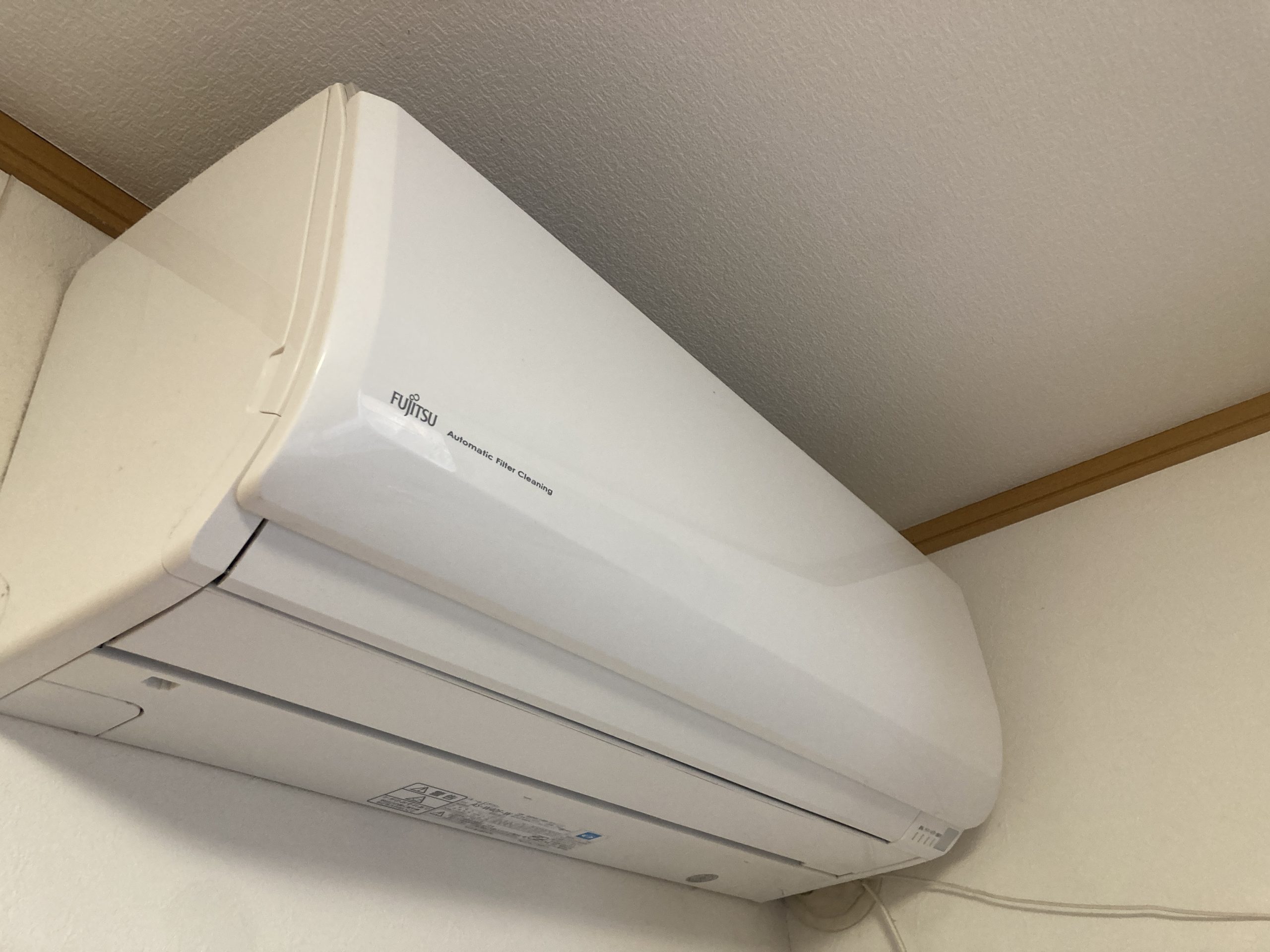 リビングに設置されている富士通ゼネラル製エアコン（AS-W40F-W・2017年製）です。
前回のエアコンクリーニングから約4年が経過しており、内部の汚れが気になる状態でした。