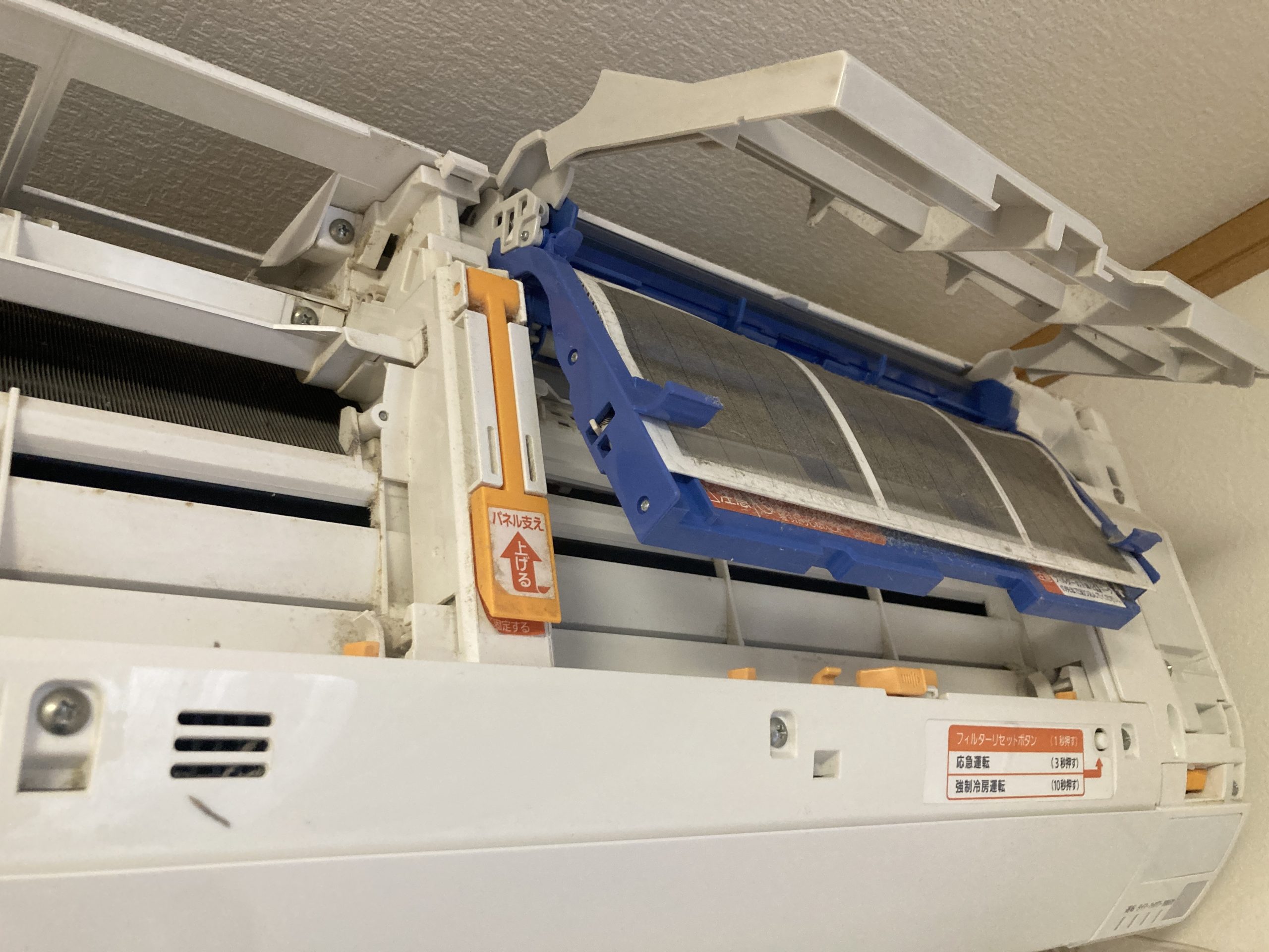 フィルターにはホコリが詰まり、空気の通りが悪くなっていました。 これが冷暖房効率の低下や電気代アップの原因になります。