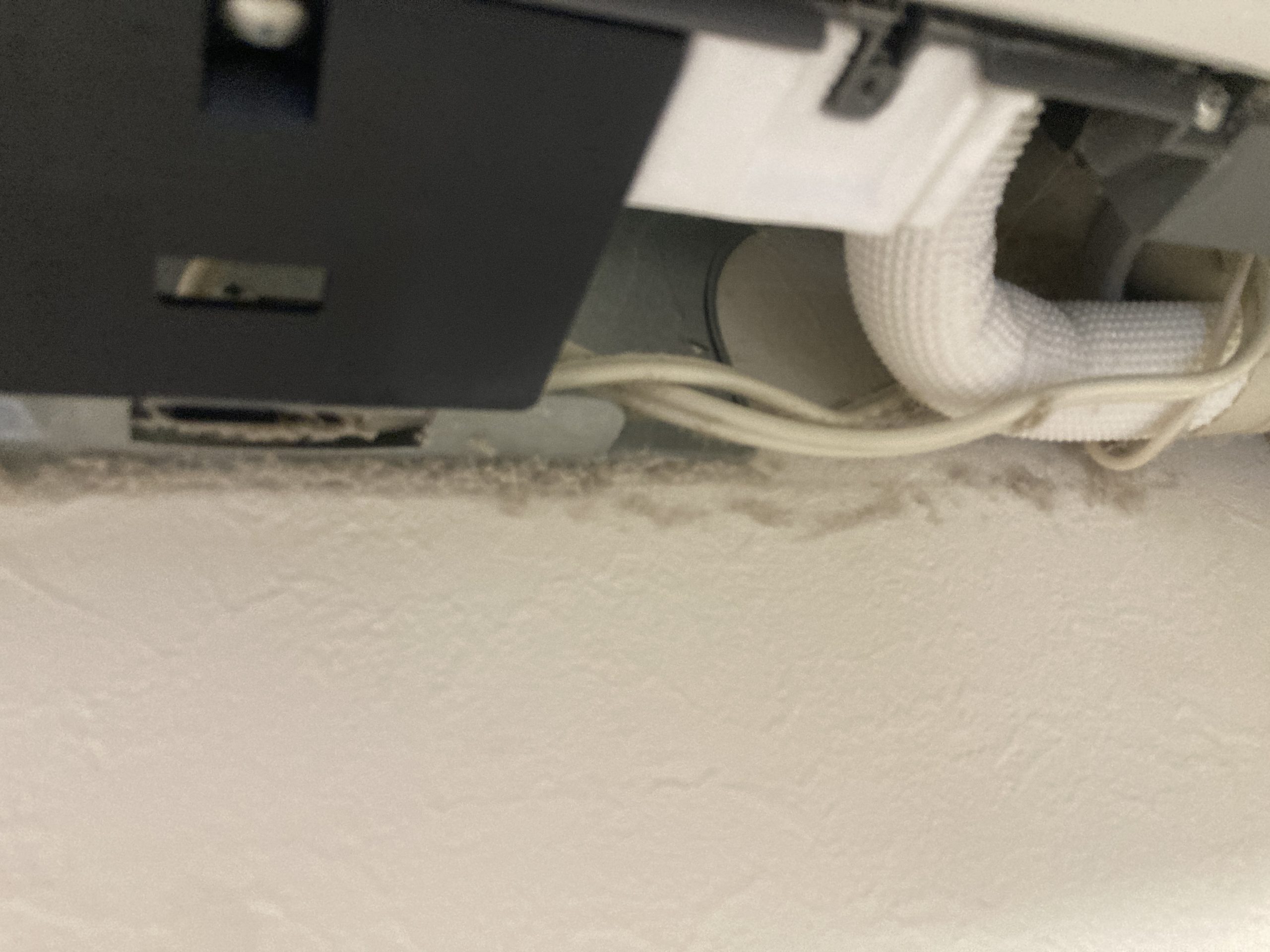 エアコンの接地面の隙間のホコリ