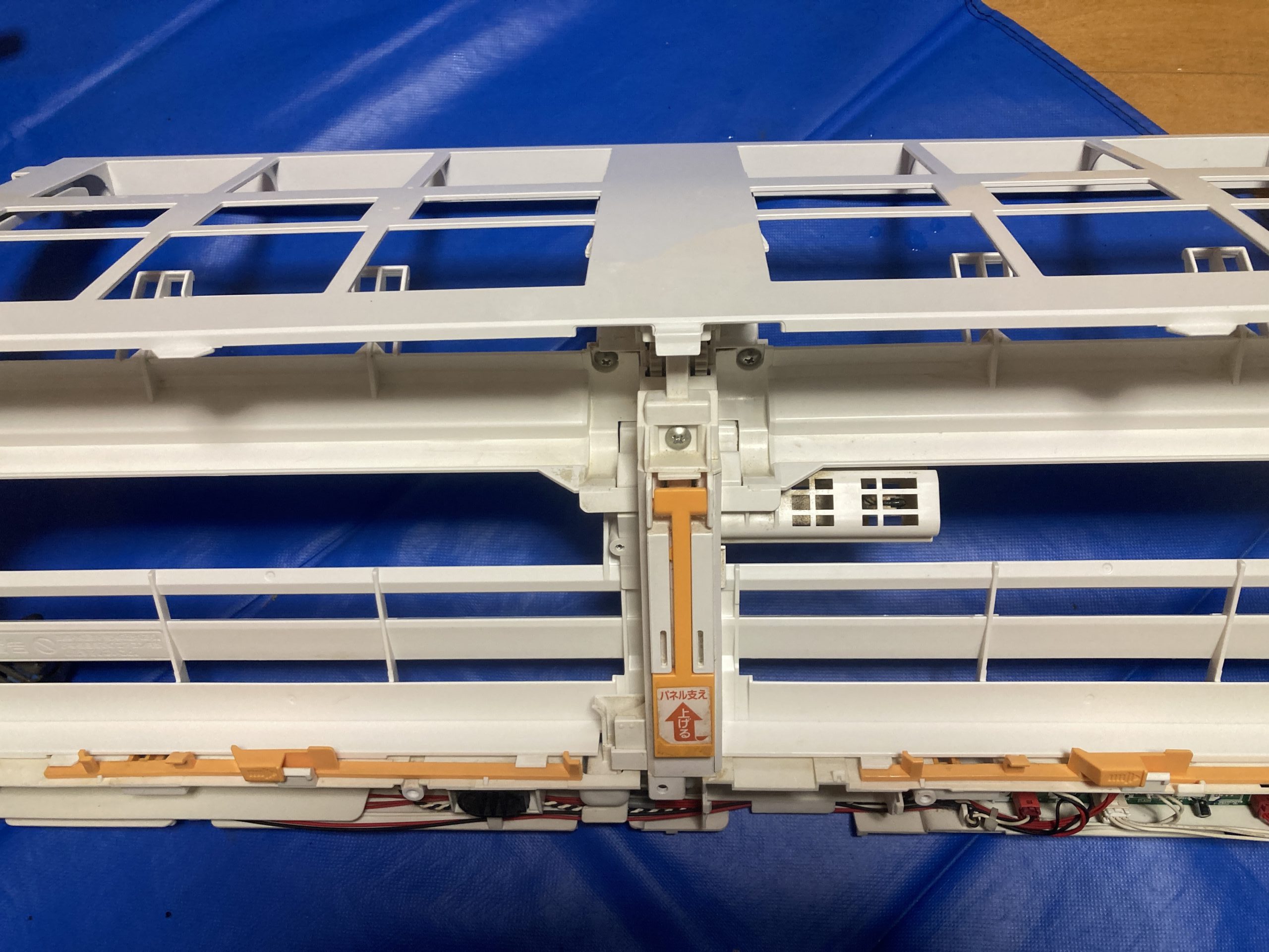 組み立て・動作確認を行い、作業完了です。
ニオイも改善され、リビングでも安心して使えるエアコンになりました。