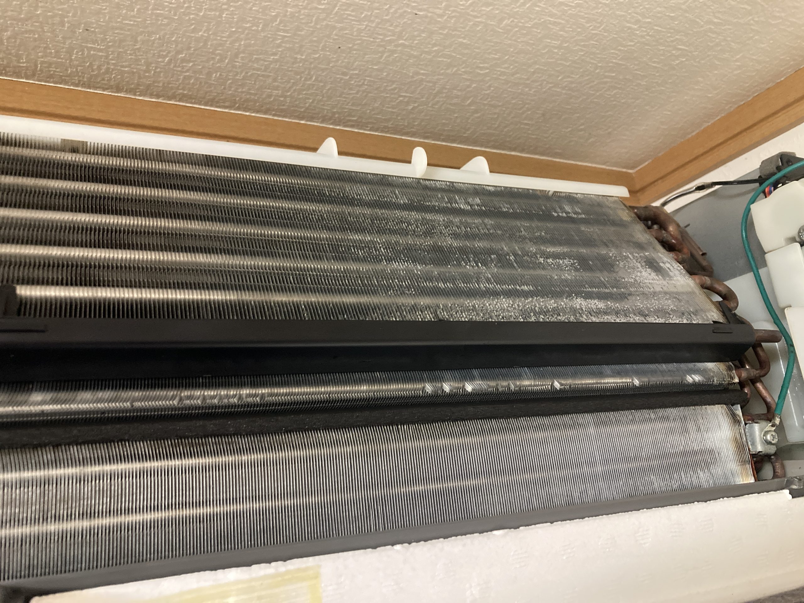 組み立て・動作確認を行い、作業完了です。
ニオイも改善され、リビングでも安心して使えるエアコンになりました。